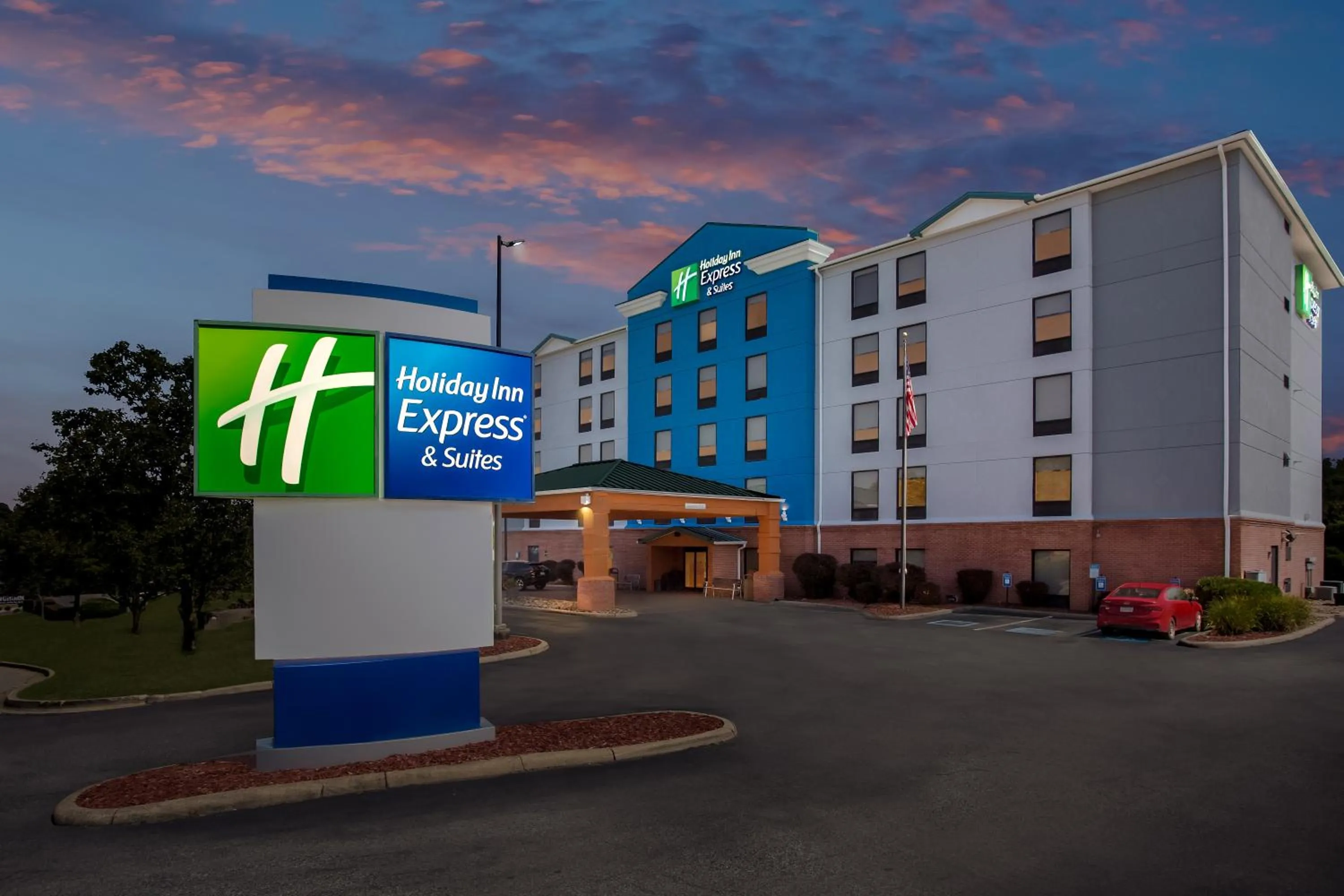 Property building in Holiday Inn Express Hotel & Suites Charleston-Southridge by IHG