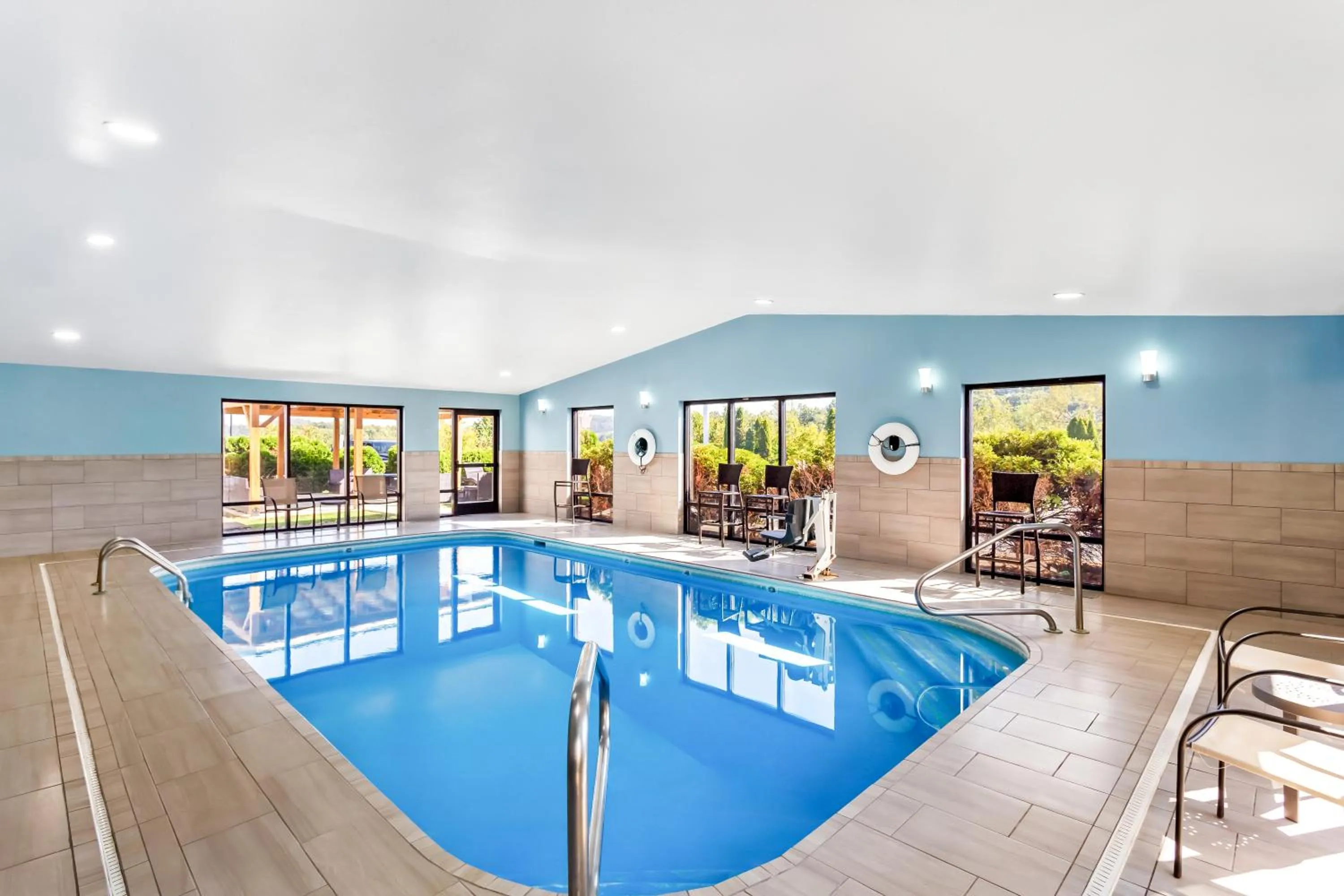 Swimming pool in Holiday Inn Express Hotel & Suites Charleston-Southridge by IHG