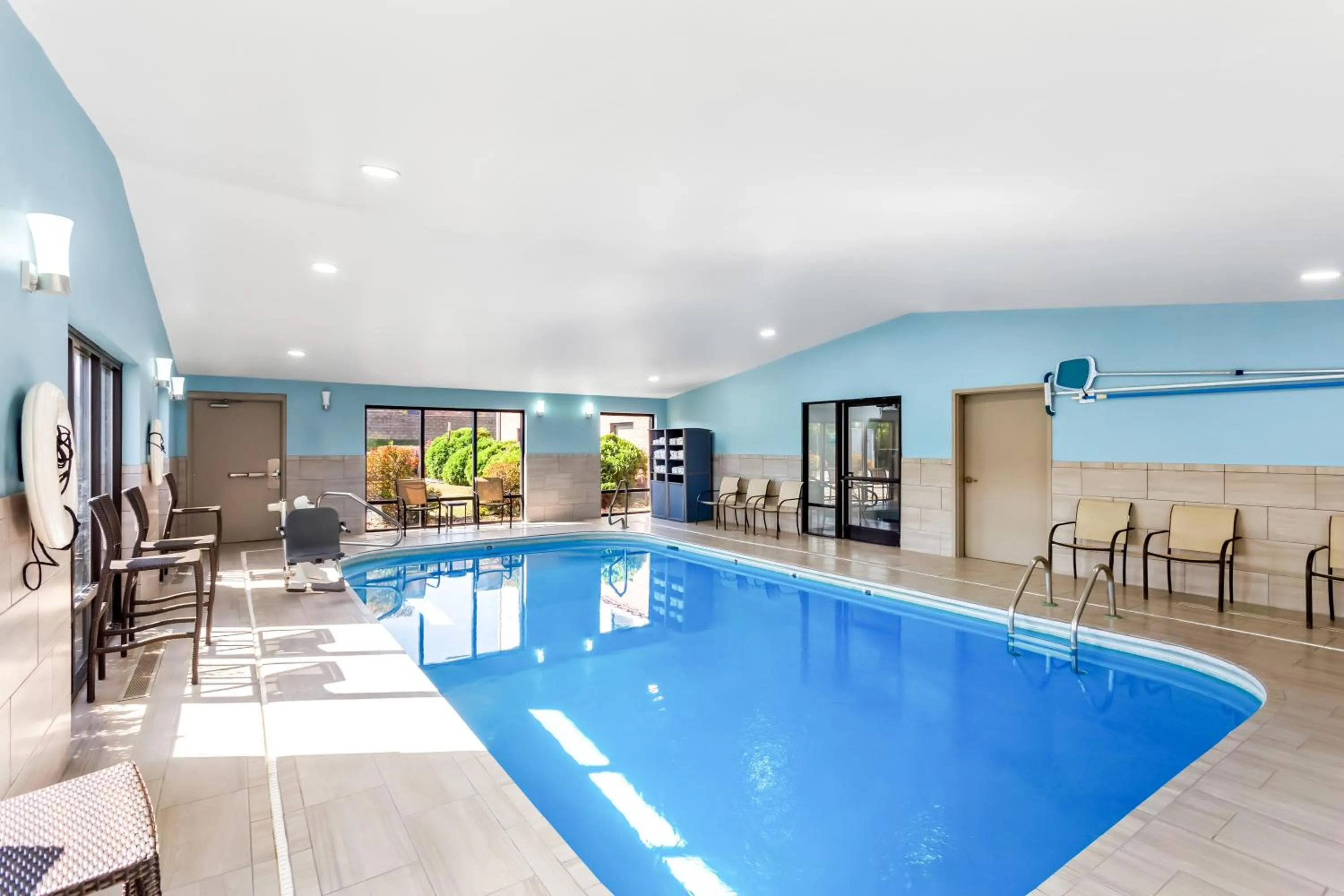 Swimming pool in Holiday Inn Express Hotel & Suites Charleston-Southridge by IHG