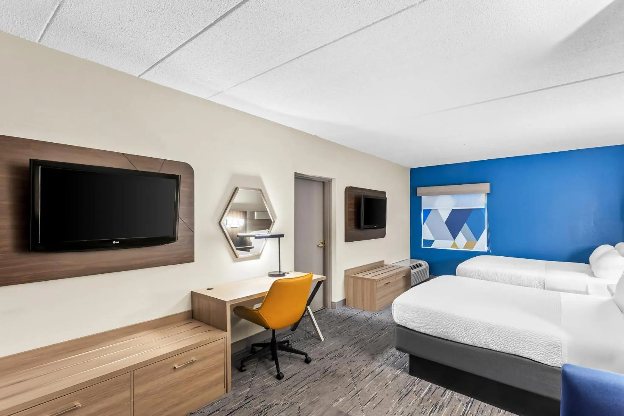 Photo of the whole room, Bed in Holiday Inn Express Hotel & Suites Charleston-Southridge by IHG