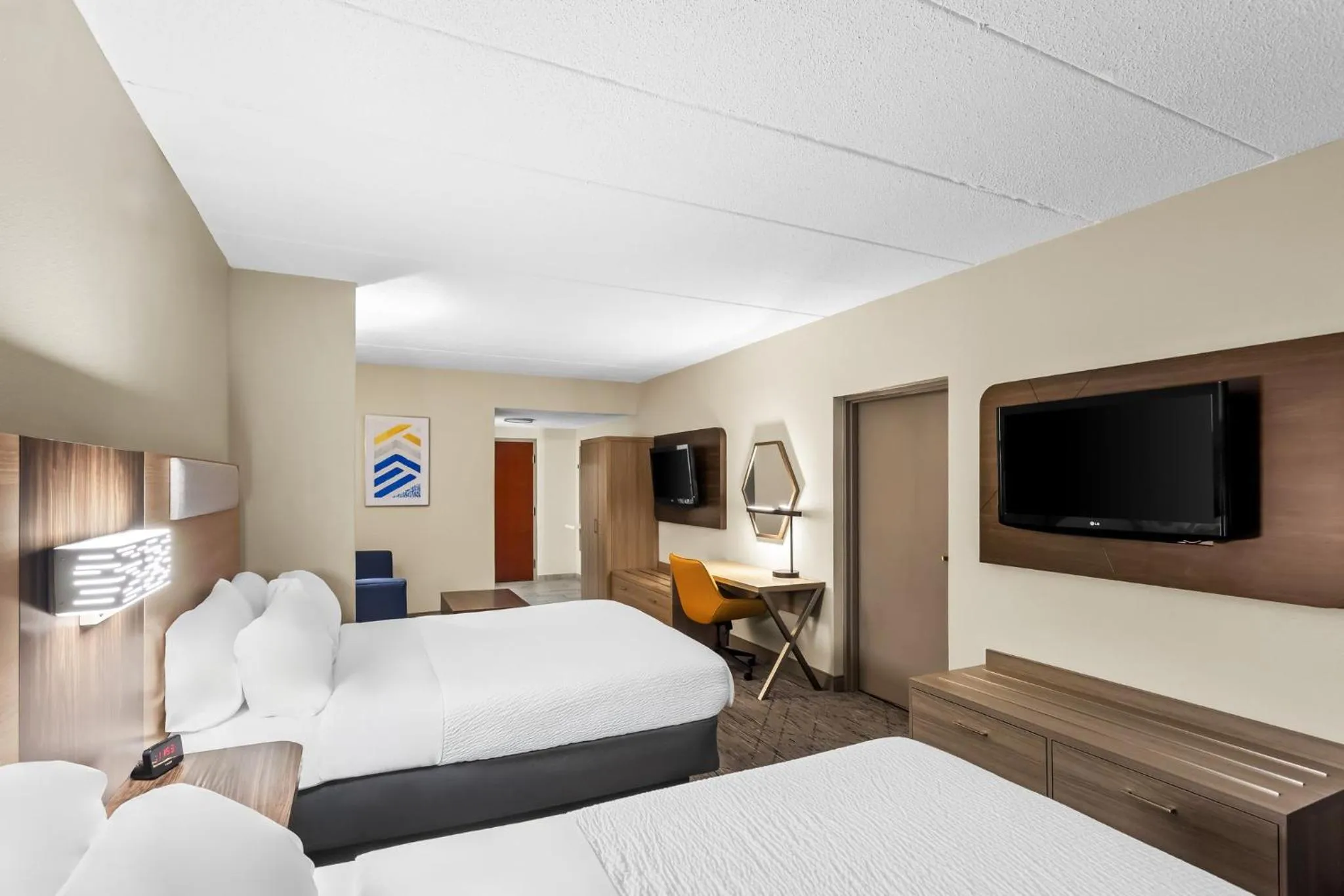 Photo of the whole room, Bed in Holiday Inn Express Hotel & Suites Charleston-Southridge by IHG