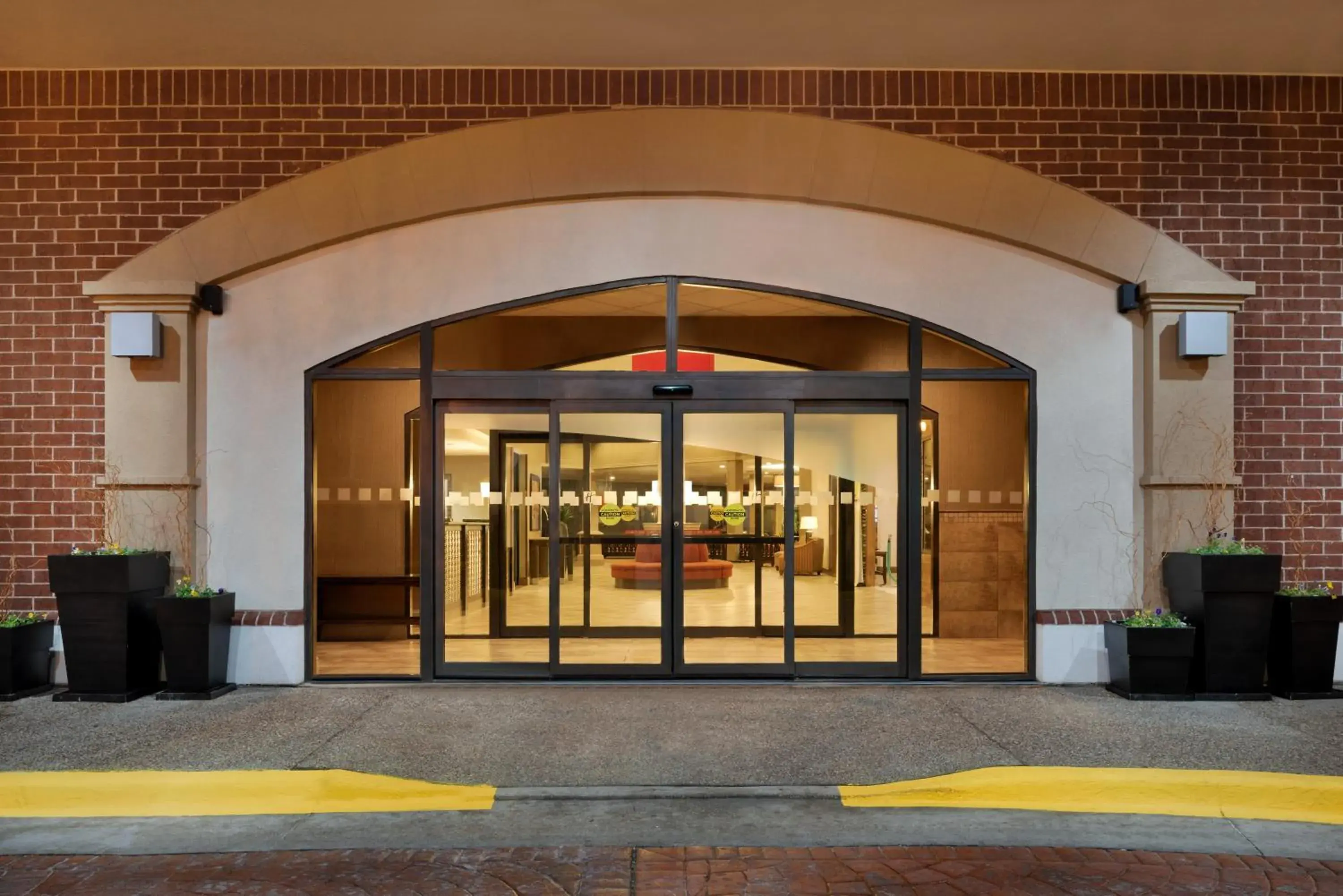 Property building in Holiday Inn Dubuque/Galena by IHG Property building in Holiday Inn Dubuque/Galena by IHG