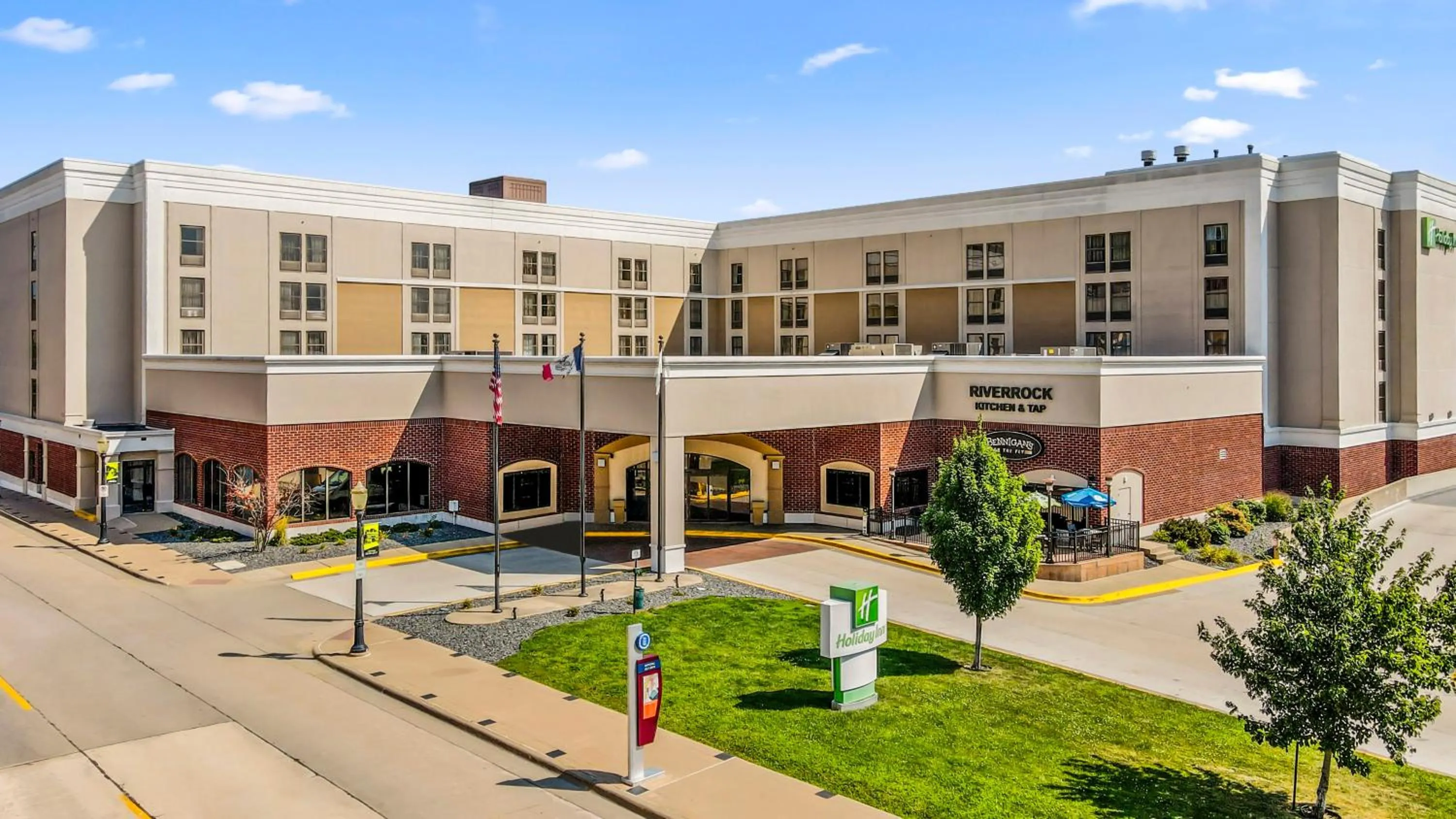 Property building in Holiday Inn Dubuque/Galena by IHG