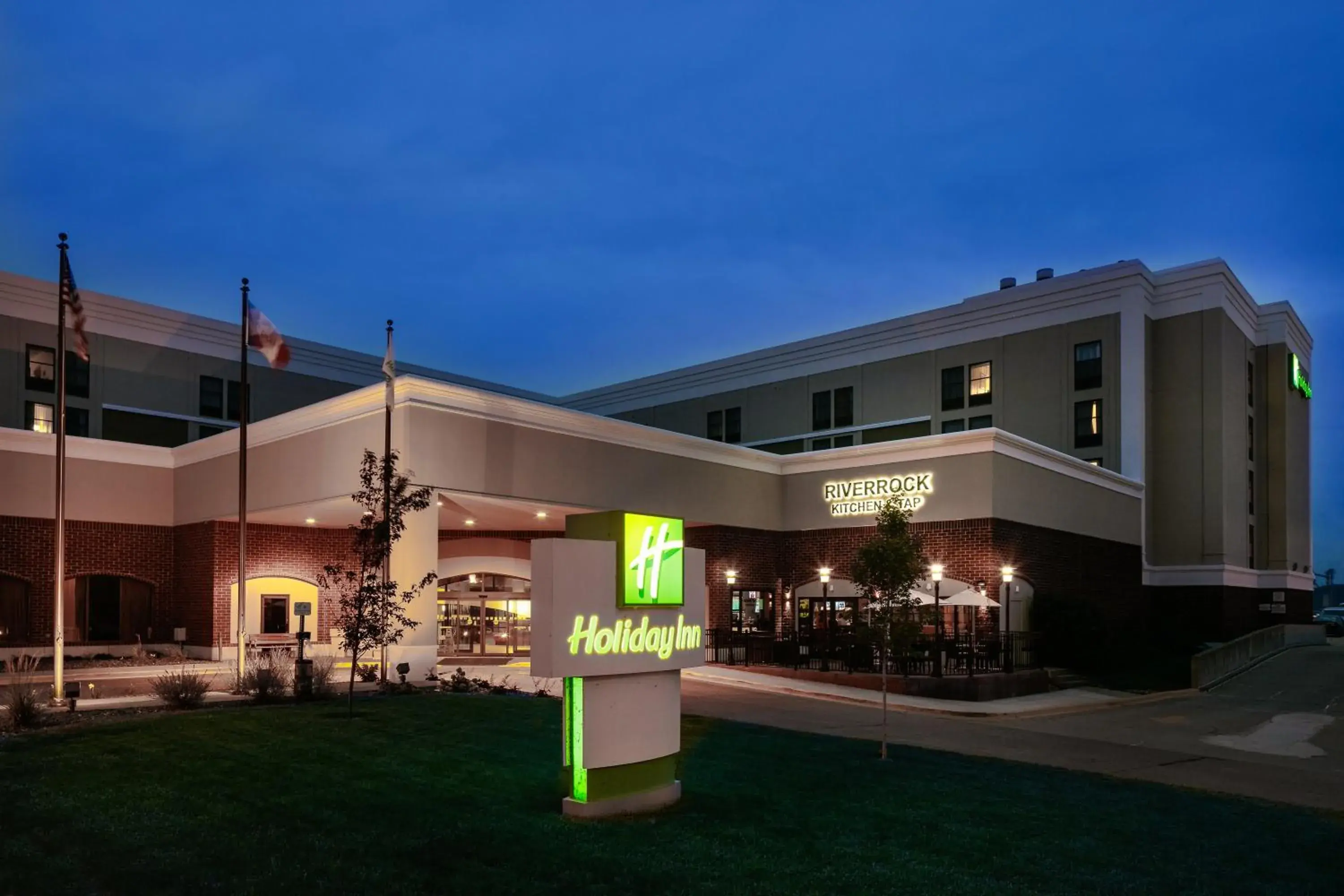 Property building in Holiday Inn Dubuque/Galena by IHG Property building in Holiday Inn Dubuque/Galena by IHG