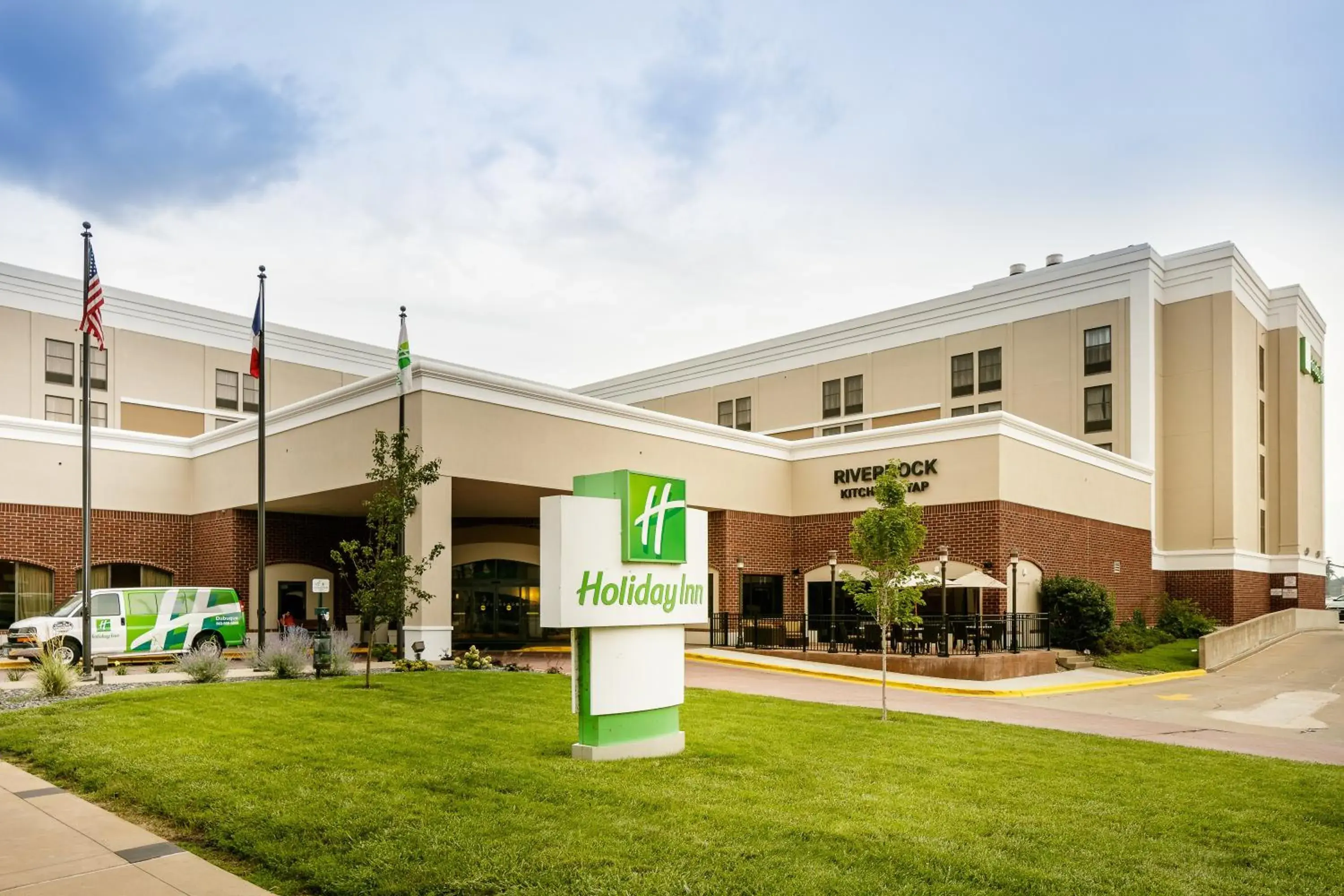 Property building in Holiday Inn Dubuque/Galena by IHG Property building in Holiday Inn Dubuque/Galena by IHG