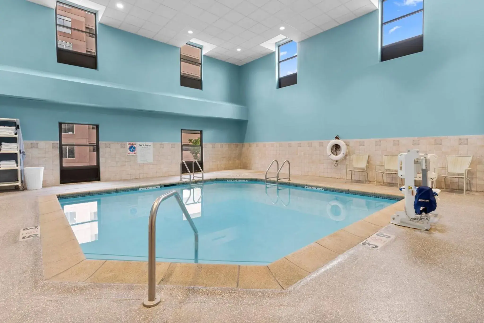 Swimming pool in Holiday Inn Dubuque/Galena by IHG Swimming pool in Holiday Inn Dubuque/Galena by IHG