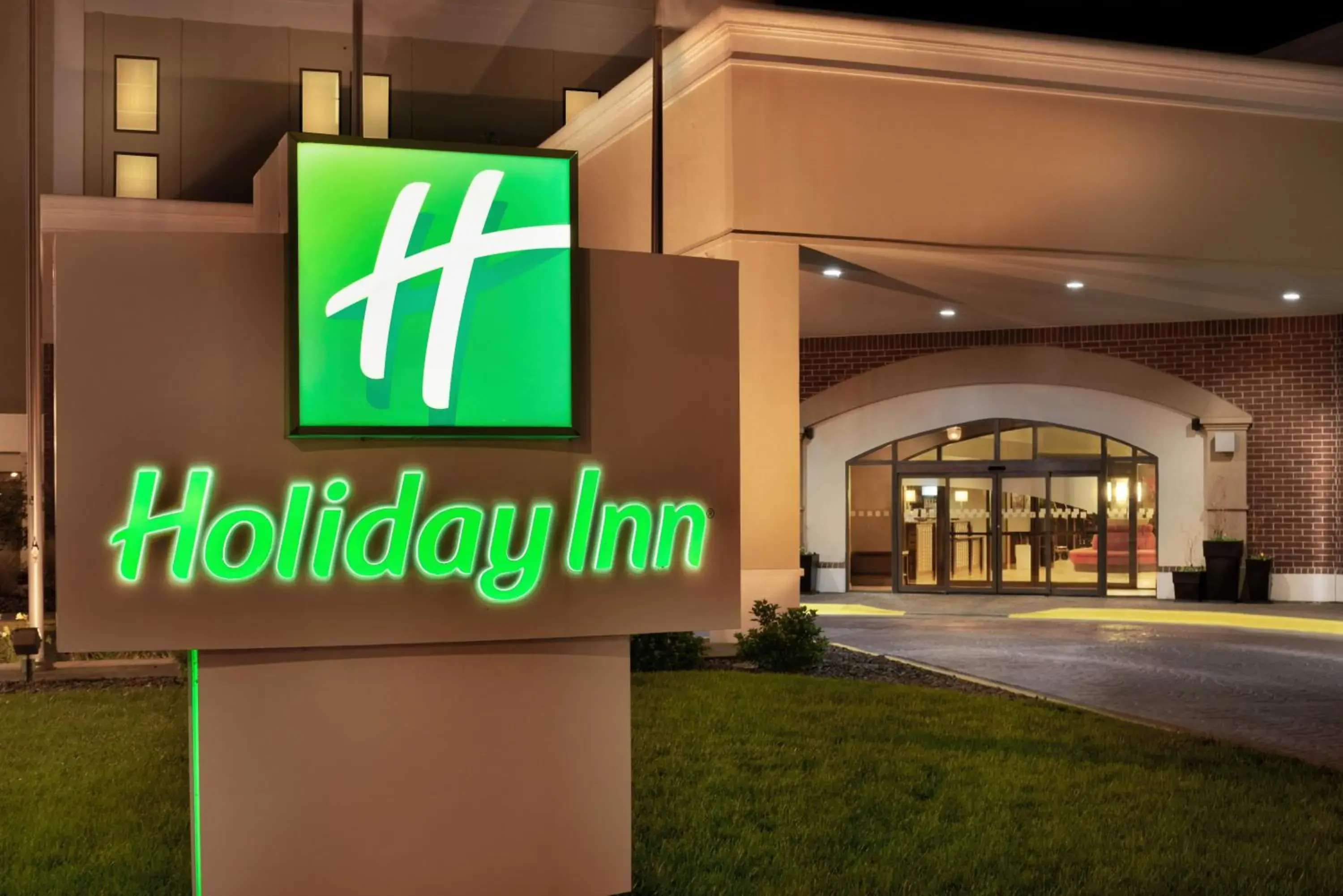 Property building in Holiday Inn Dubuque/Galena by IHG Property building in Holiday Inn Dubuque/Galena by IHG