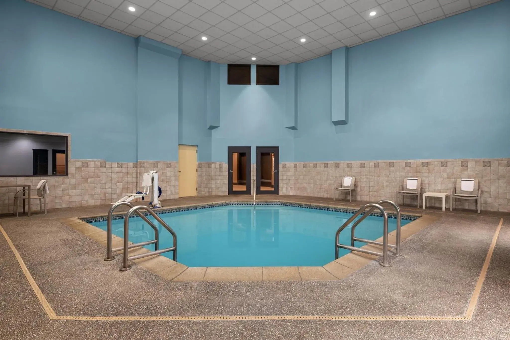 Swimming pool in Holiday Inn Dubuque/Galena by IHG Swimming pool in Holiday Inn Dubuque/Galena by IHG