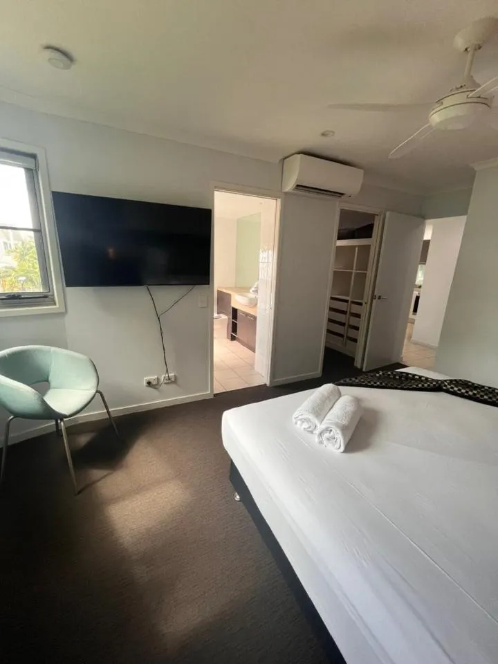 Bedroom, Bed in at Marina Shores