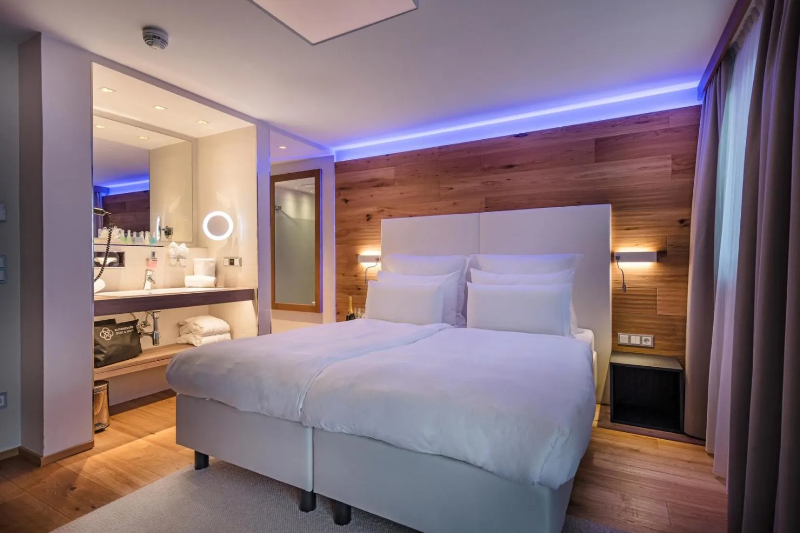 Bathroom, Bed in Alpinresort ValSaa - Sport & Spa