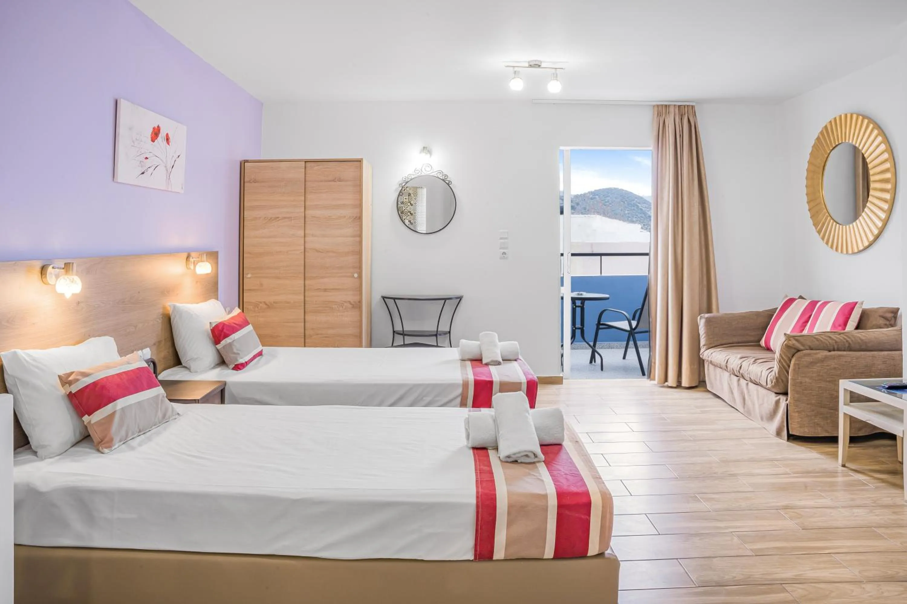 Photo of the whole room, Bed in Happy Days