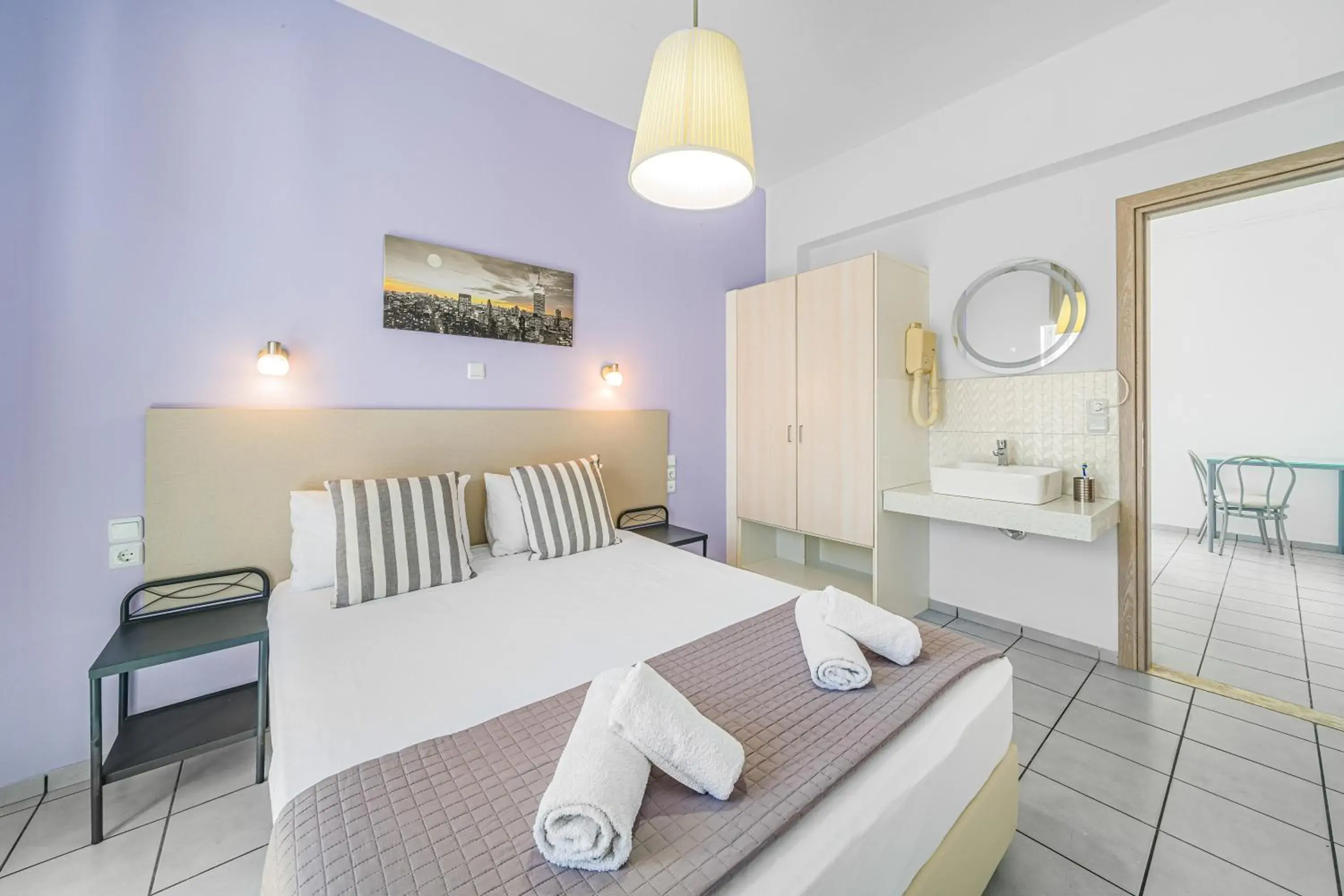 Photo of the whole room, Bed in Happy Days Photo of the whole room, Bed in Happy Days