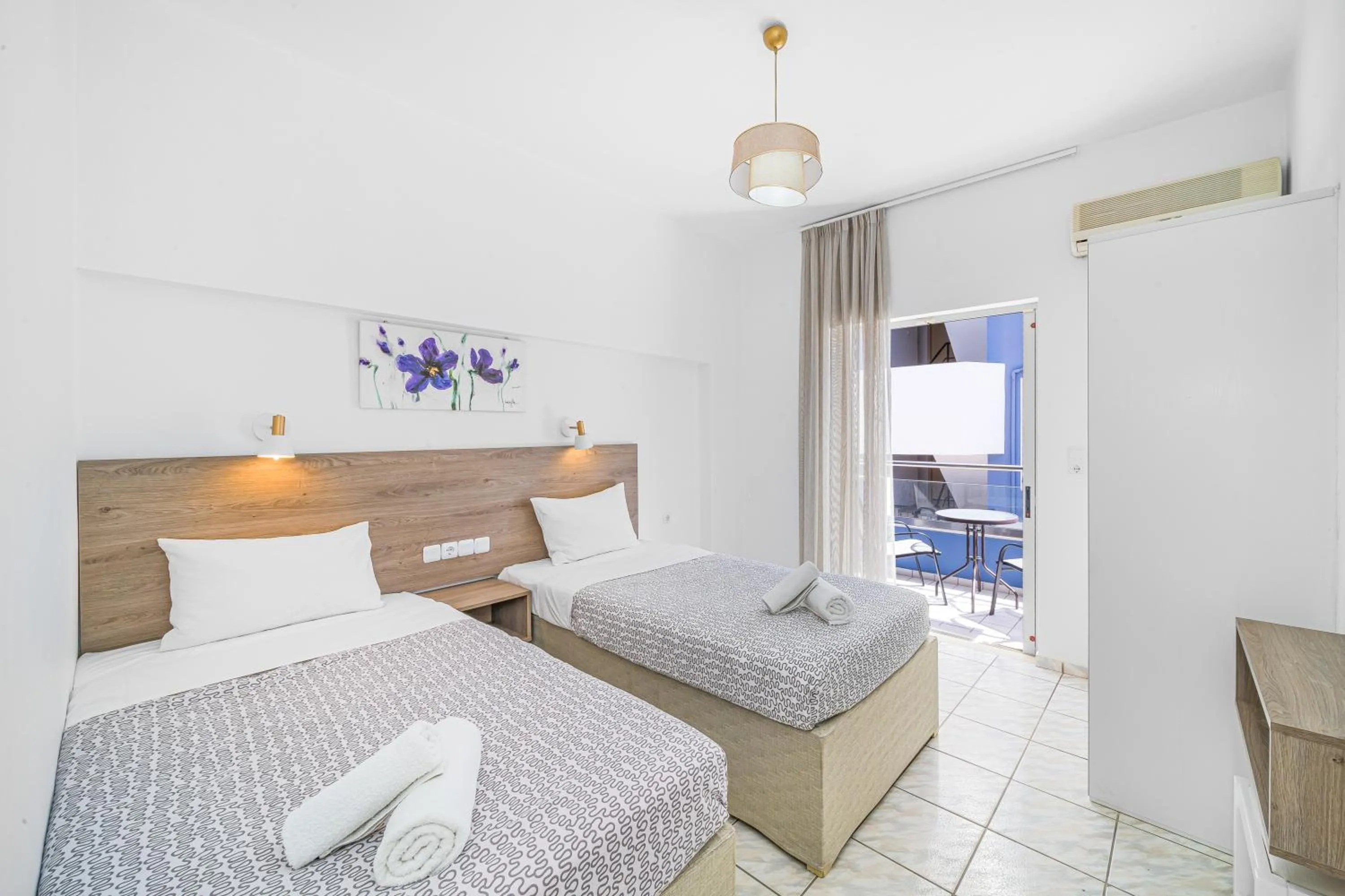 Photo of the whole room, Bed in Happy Days