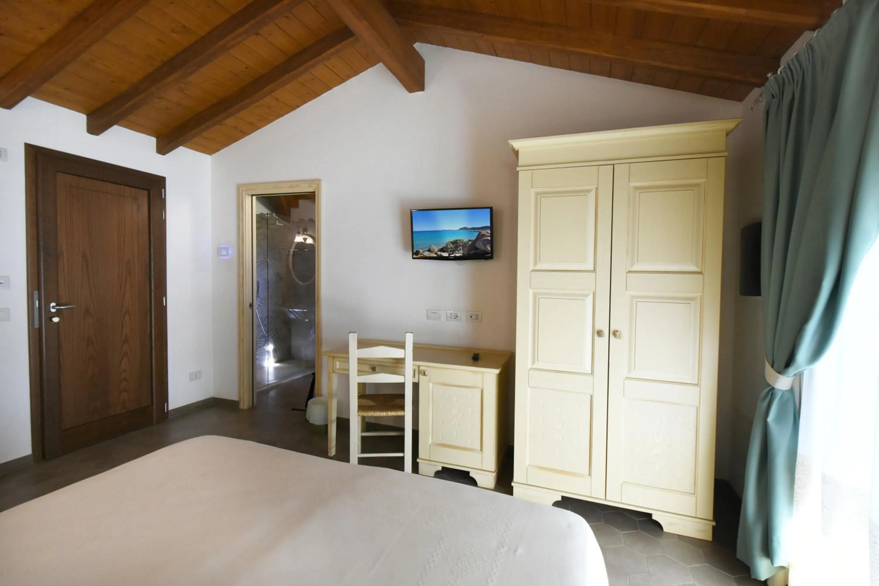 wardrobe, Bed in Le Anfore Hotel