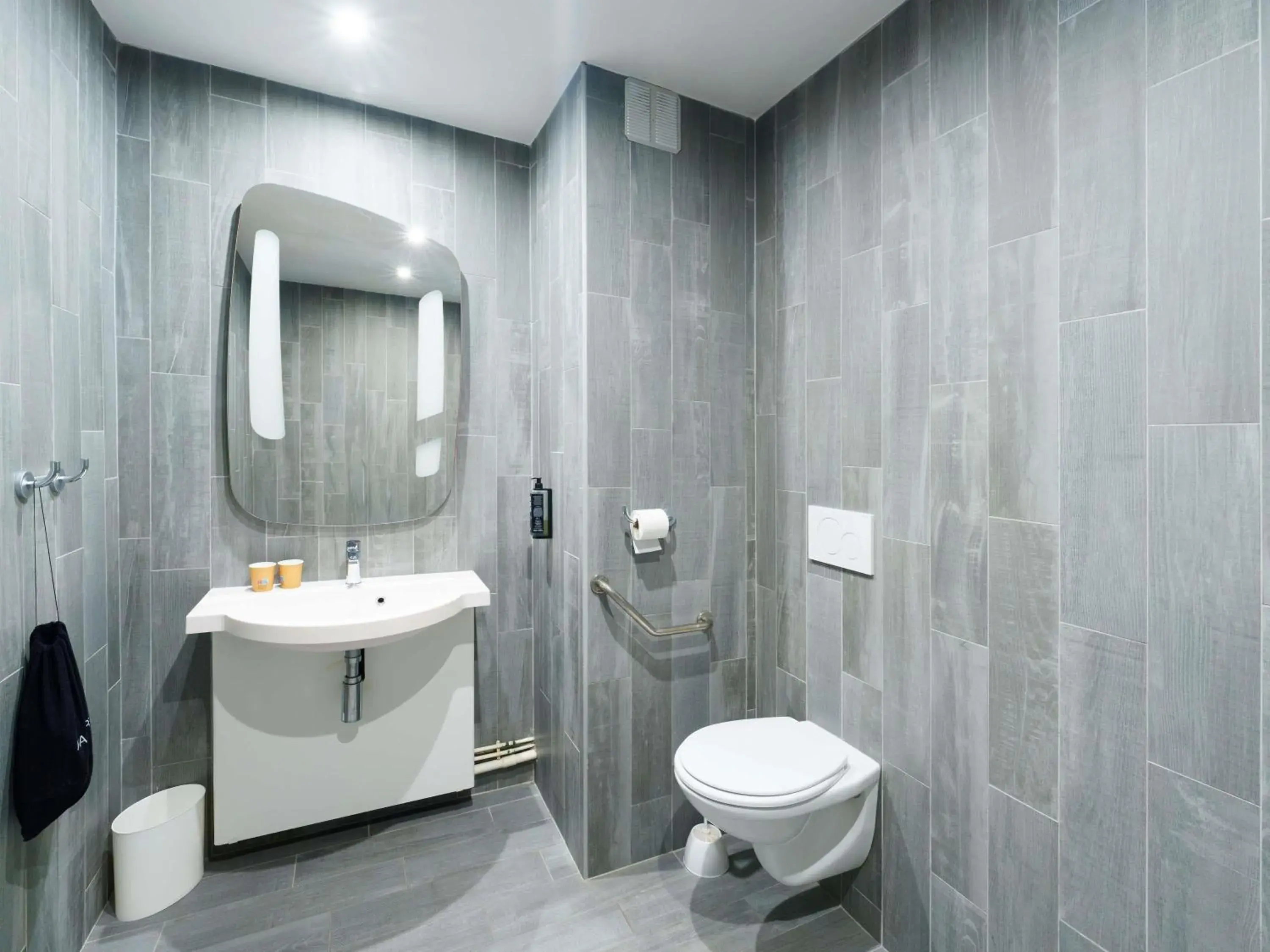 Bedroom in ibis Saint Quentin Basilique Bedroom in ibis Saint Quentin Basilique