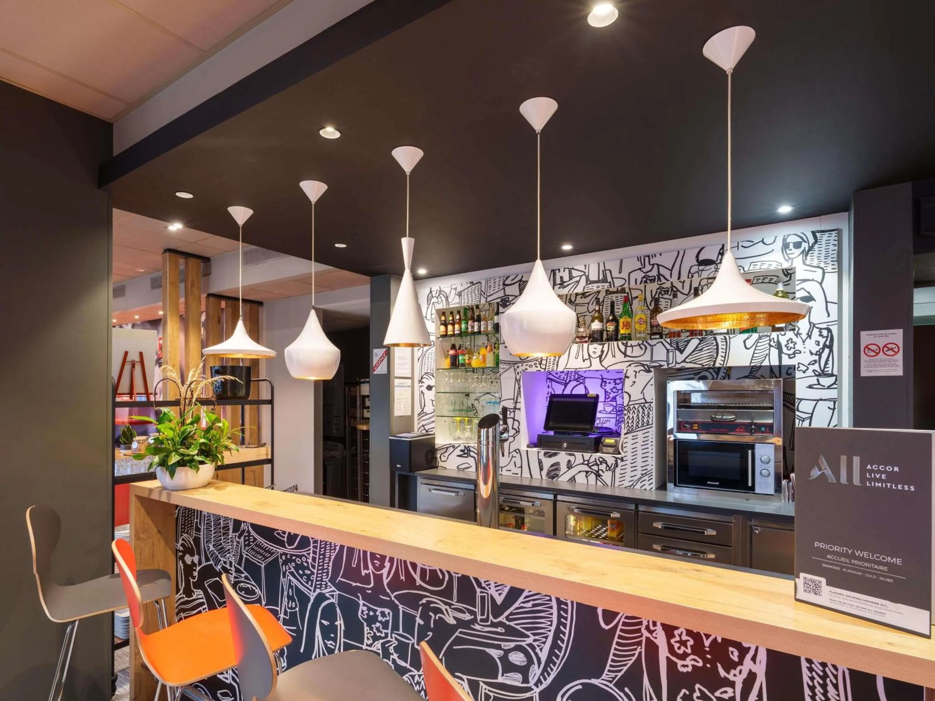 Lounge or bar in ibis Saint Quentin Basilique