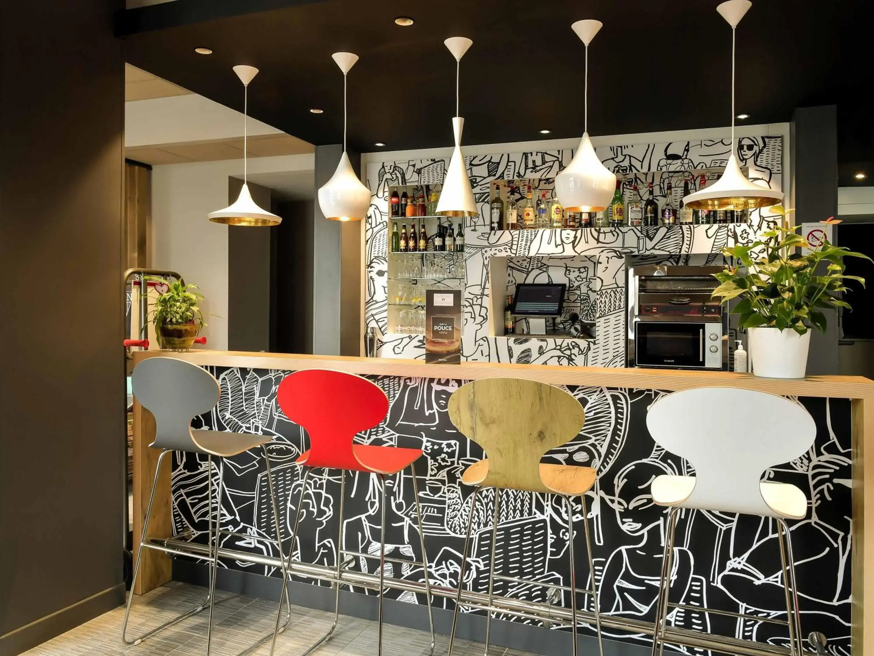 Lounge or bar in ibis Saint Quentin Basilique Lounge or bar in ibis Saint Quentin Basilique