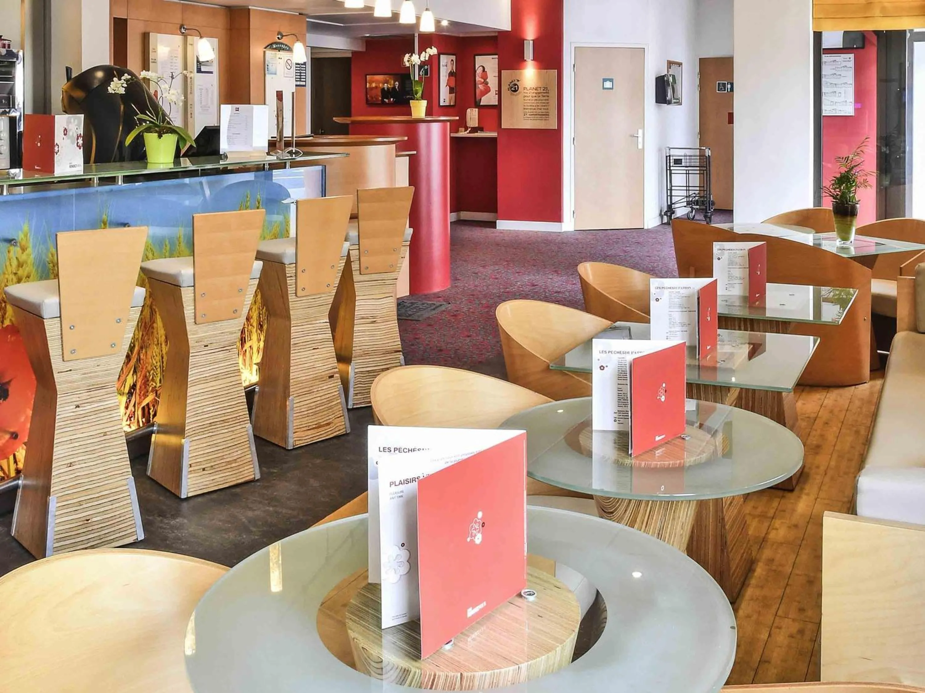 Lounge or bar in ibis Saint Quentin Basilique