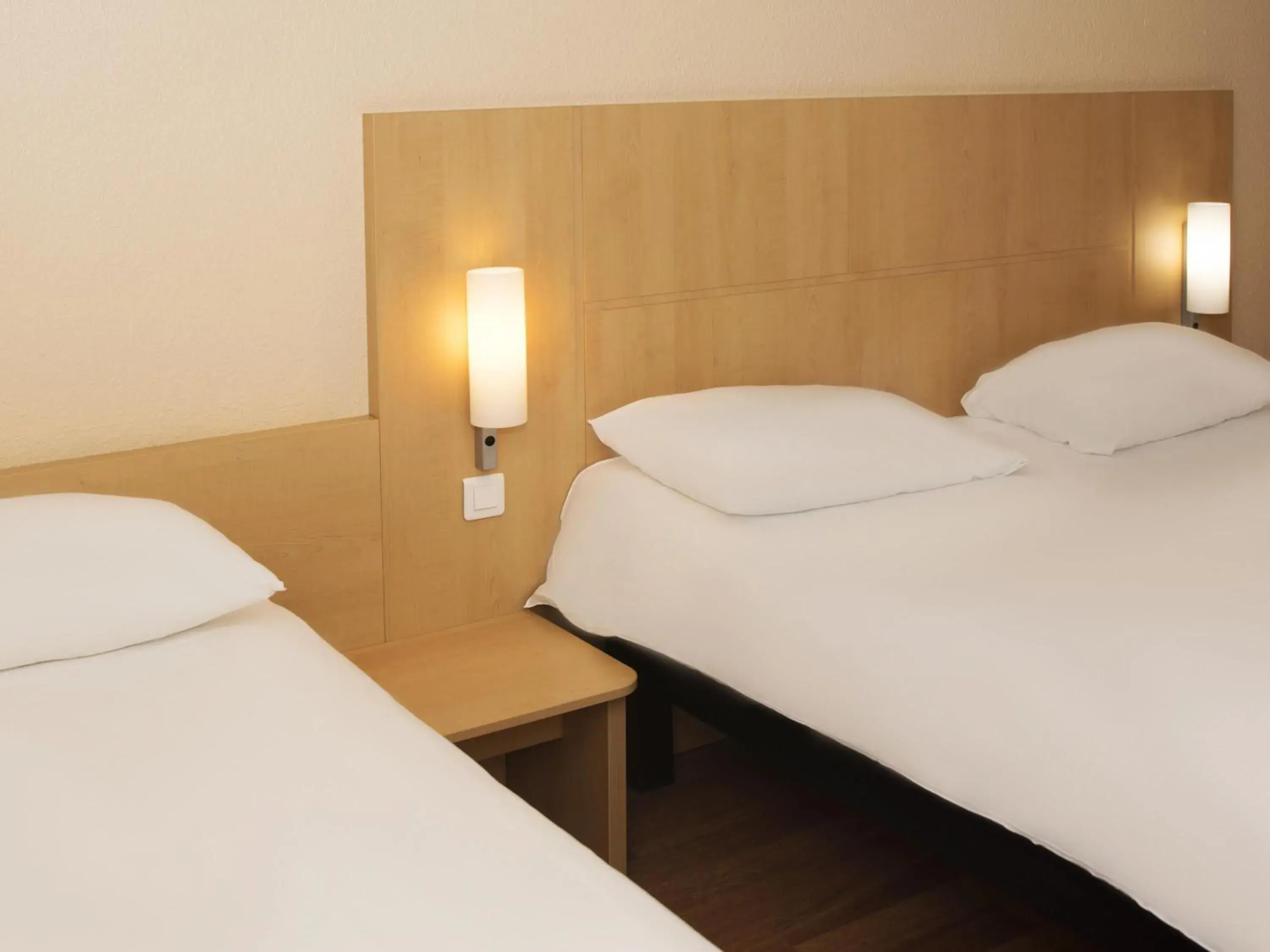 Bedroom, Bed in ibis Saint Quentin Basilique Bedroom, Bed in ibis Saint Quentin Basilique