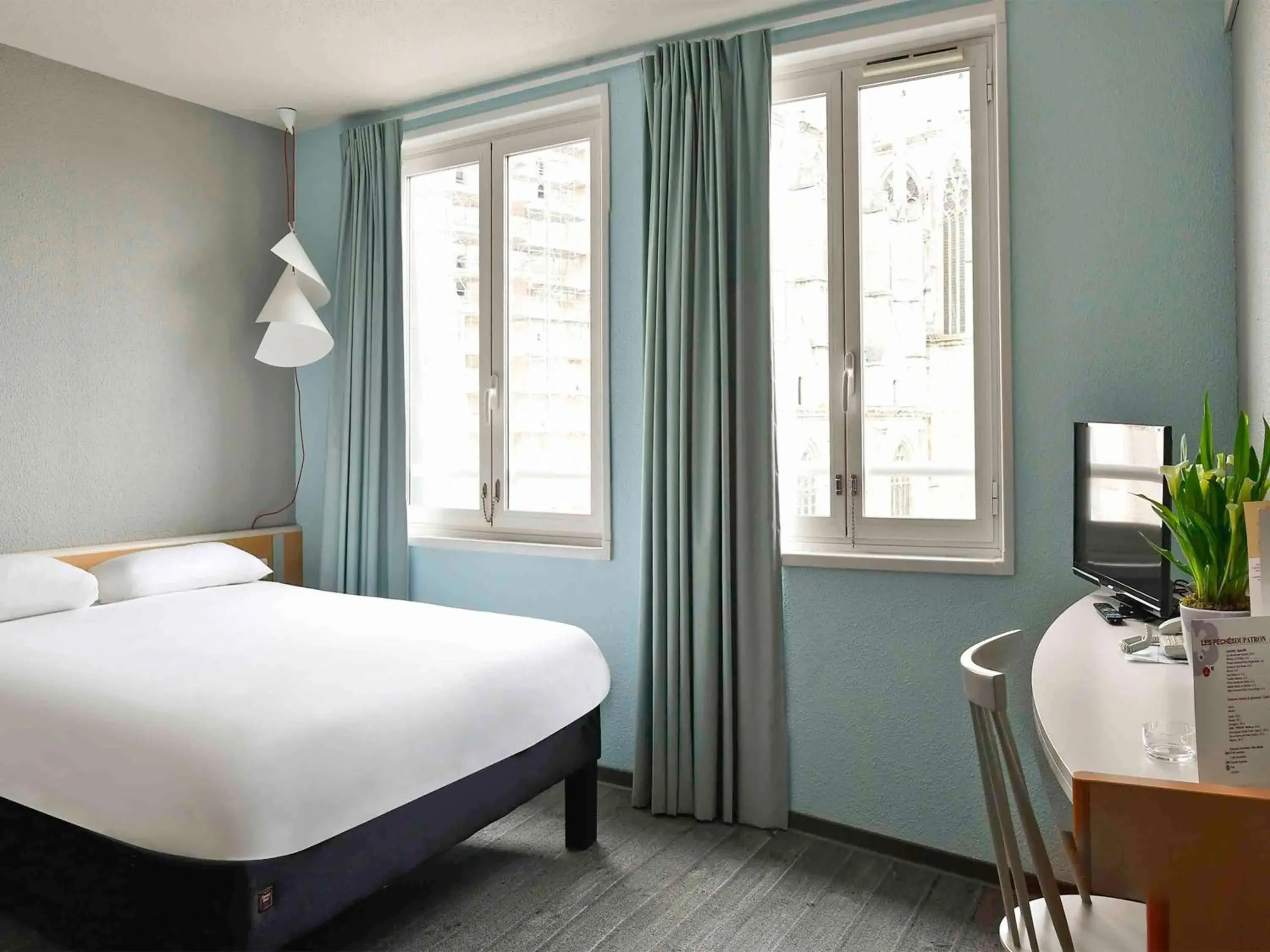 Bedroom, Bed in ibis Saint Quentin Basilique Bedroom, Bed in ibis Saint Quentin Basilique