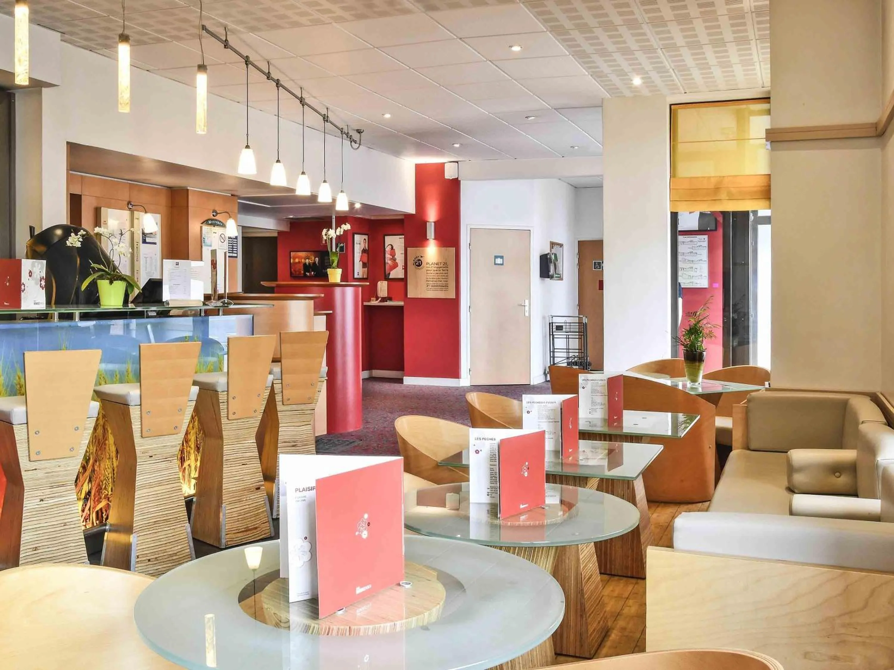 Lounge or bar in ibis Saint Quentin Basilique