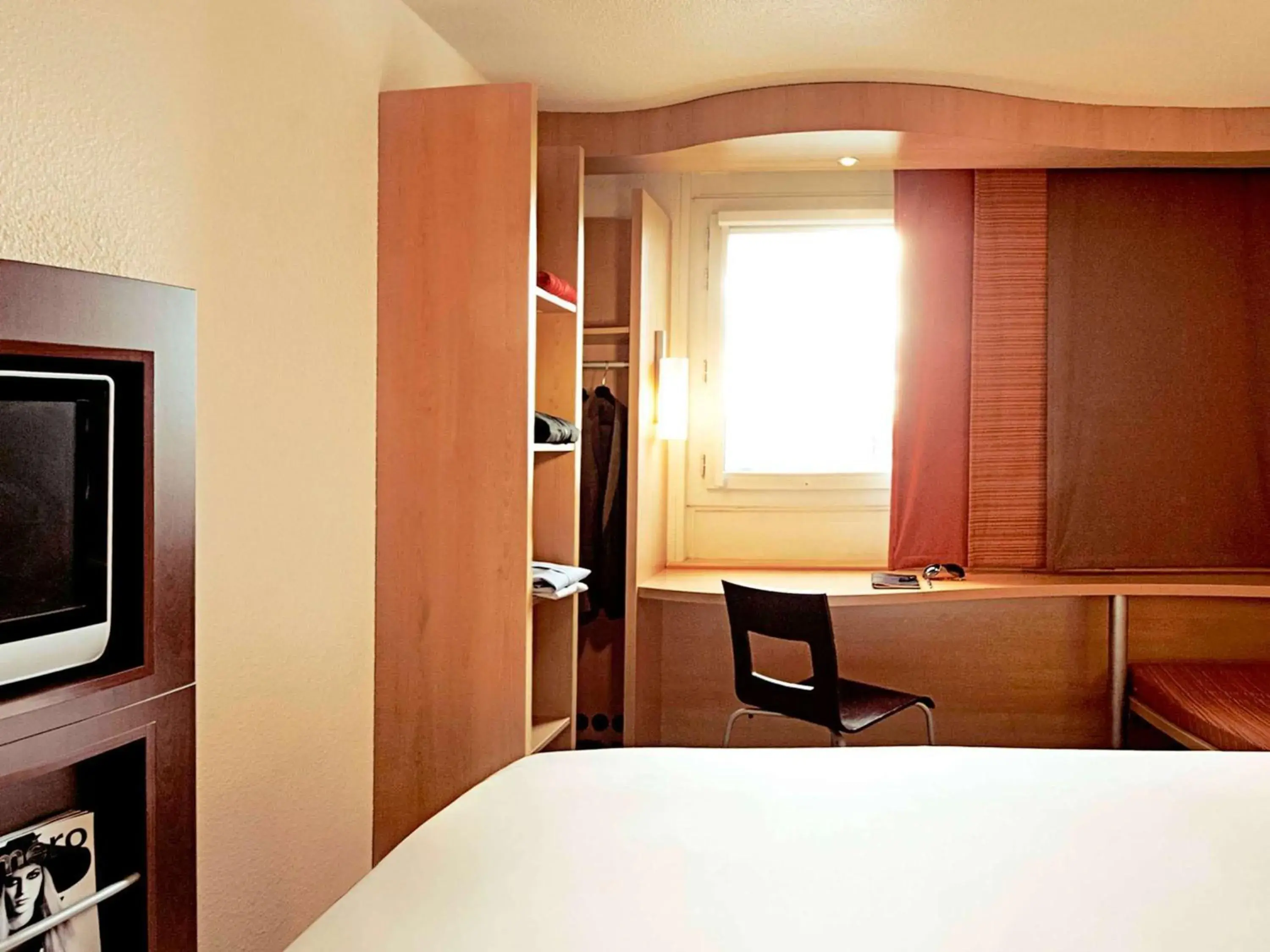 Bedroom, Bed in ibis Saint Quentin Basilique Bedroom, Bed in ibis Saint Quentin Basilique