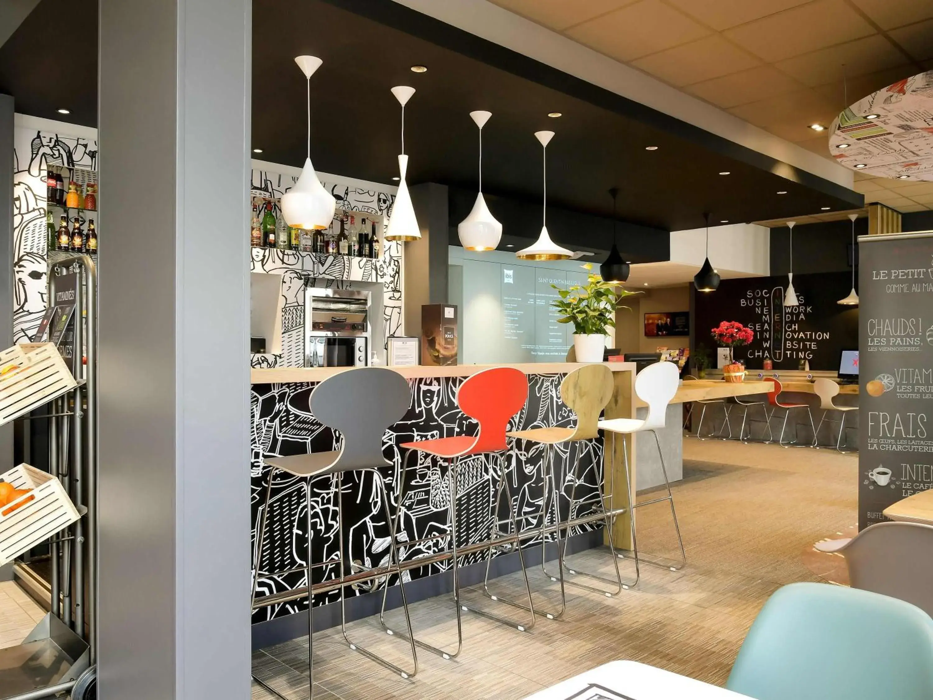 Lounge or bar in ibis Saint Quentin Basilique Lounge or bar in ibis Saint Quentin Basilique