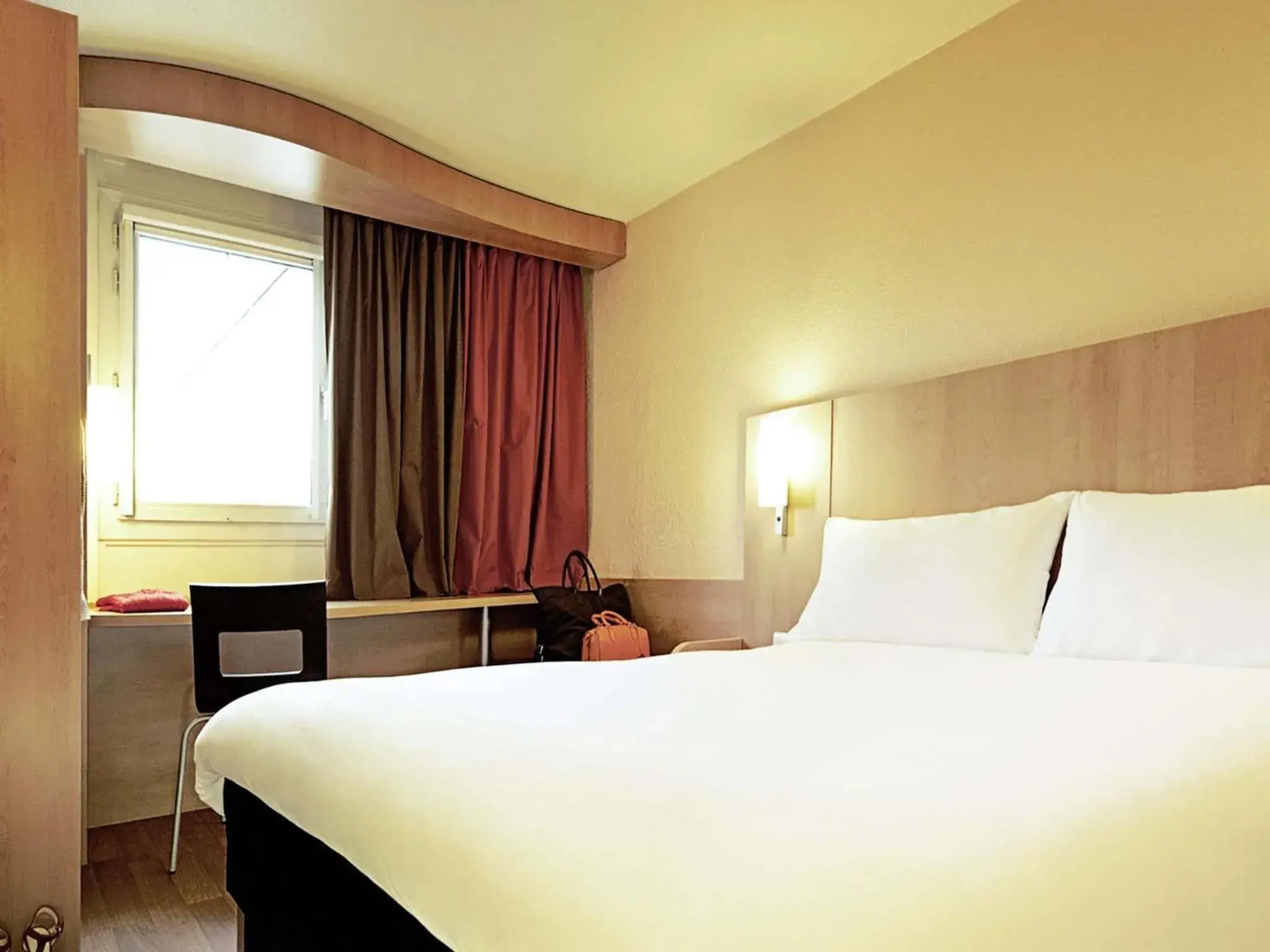 Bedroom, Bed in ibis Saint Quentin Basilique Bedroom, Bed in ibis Saint Quentin Basilique