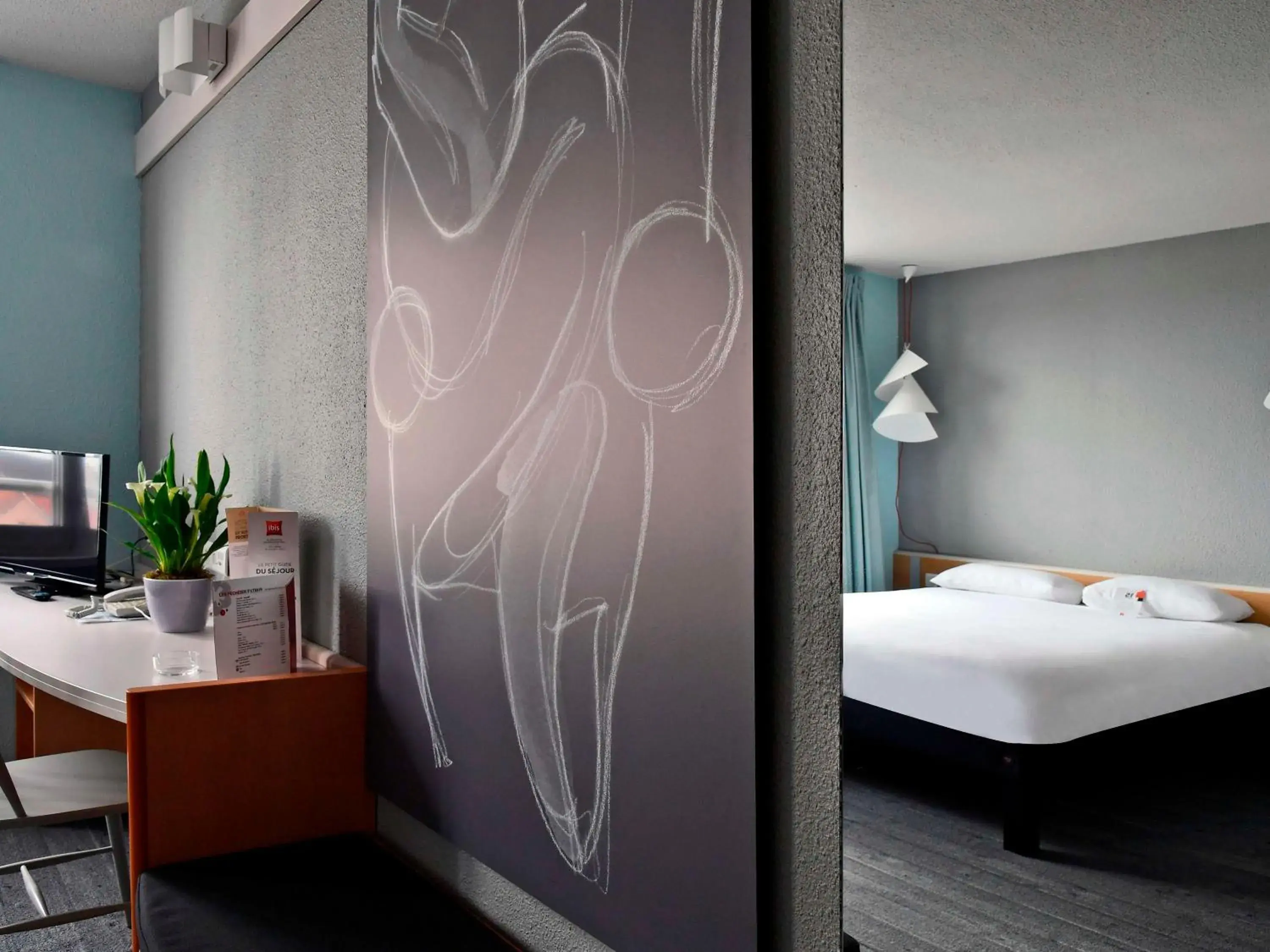 Bedroom, Bed in ibis Saint Quentin Basilique Bedroom, Bed in ibis Saint Quentin Basilique