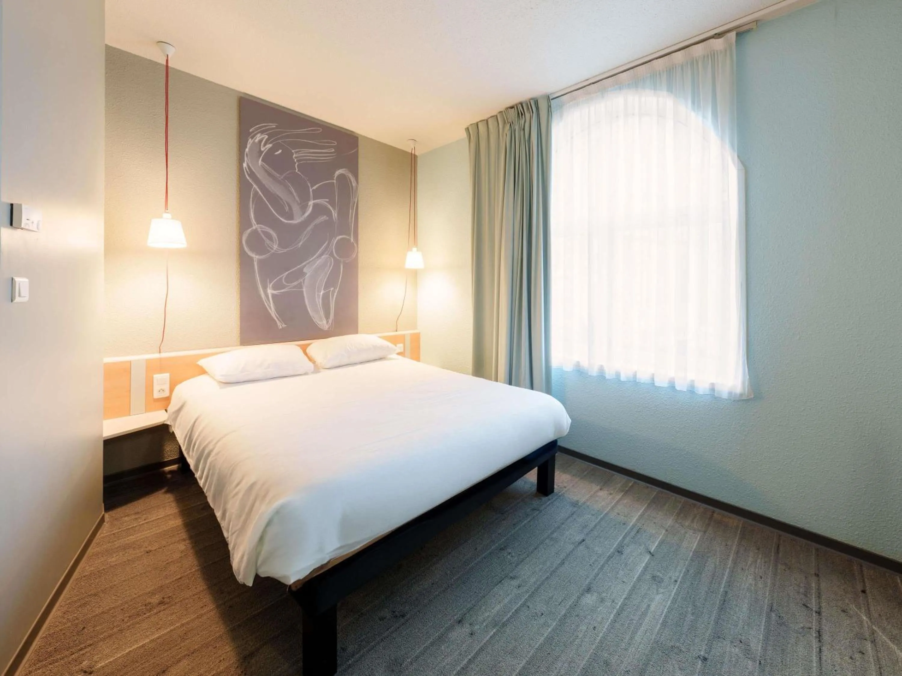 Bedroom, Bed in ibis Saint Quentin Basilique