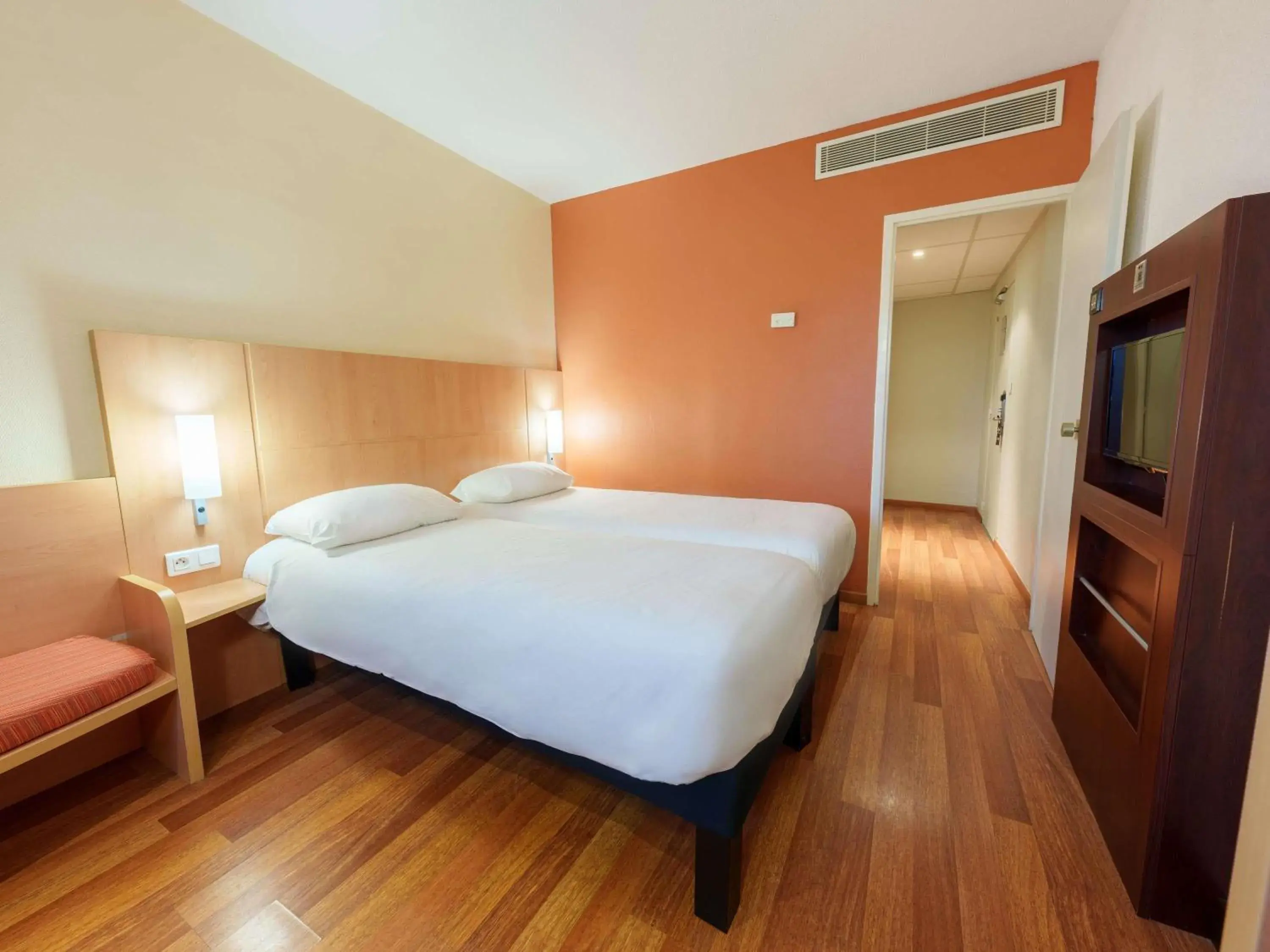 Bedroom, Bed in ibis Saint Quentin Basilique Bedroom, Bed in ibis Saint Quentin Basilique