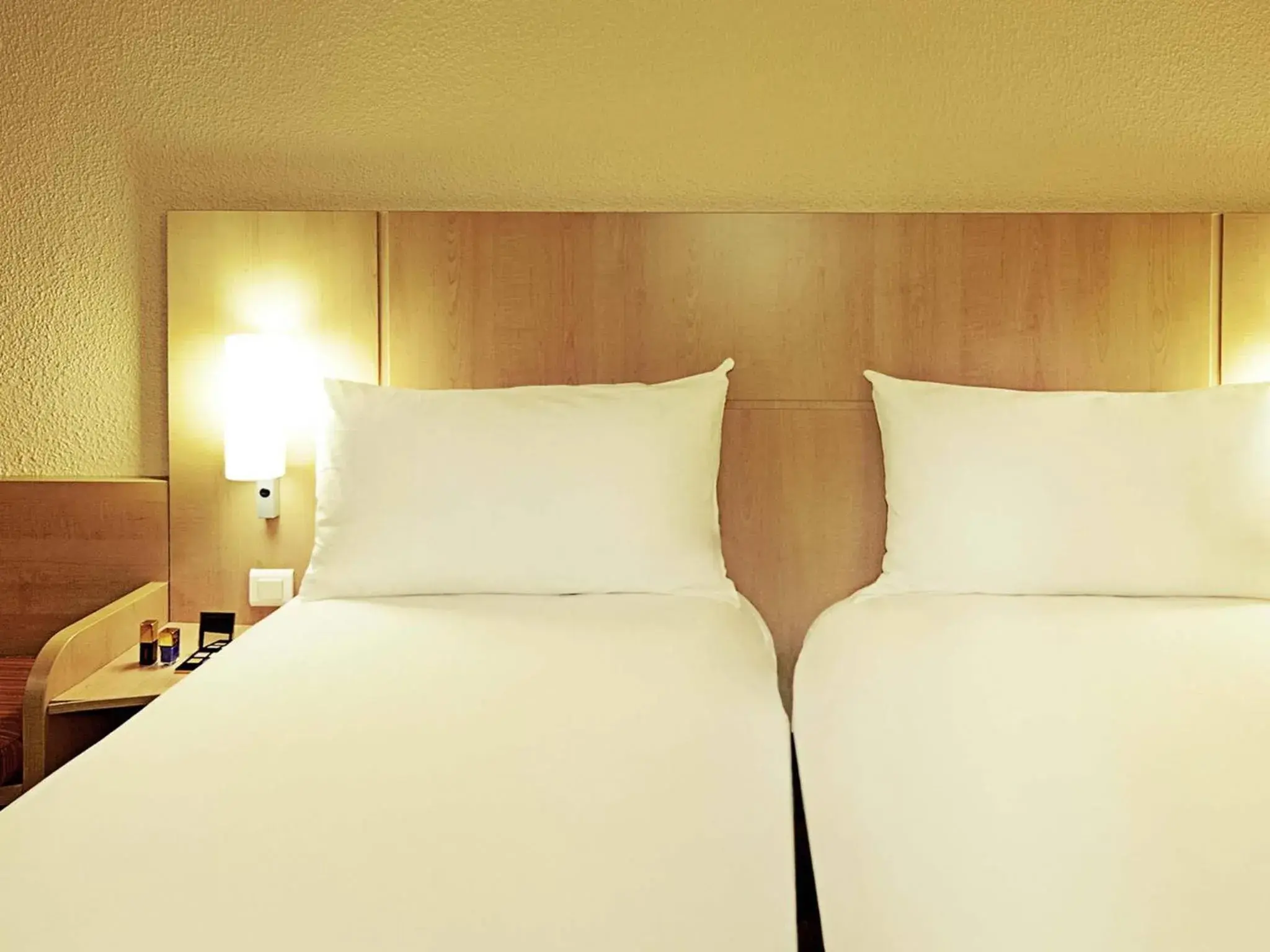 Bedroom, Bed in ibis Saint Quentin Basilique Bedroom, Bed in ibis Saint Quentin Basilique