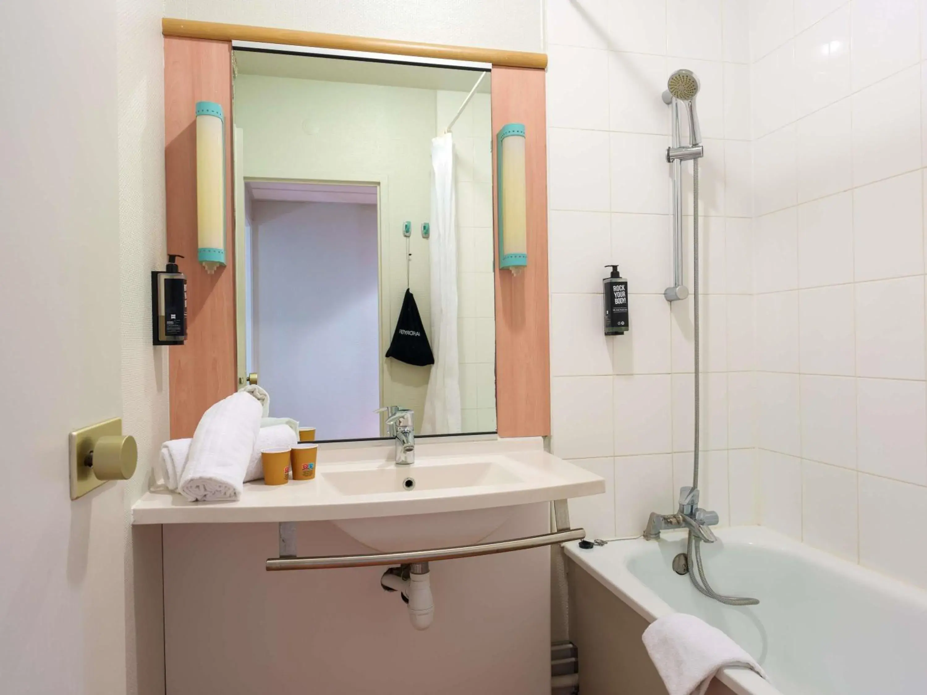 Bedroom in ibis Saint Quentin Basilique Bedroom in ibis Saint Quentin Basilique