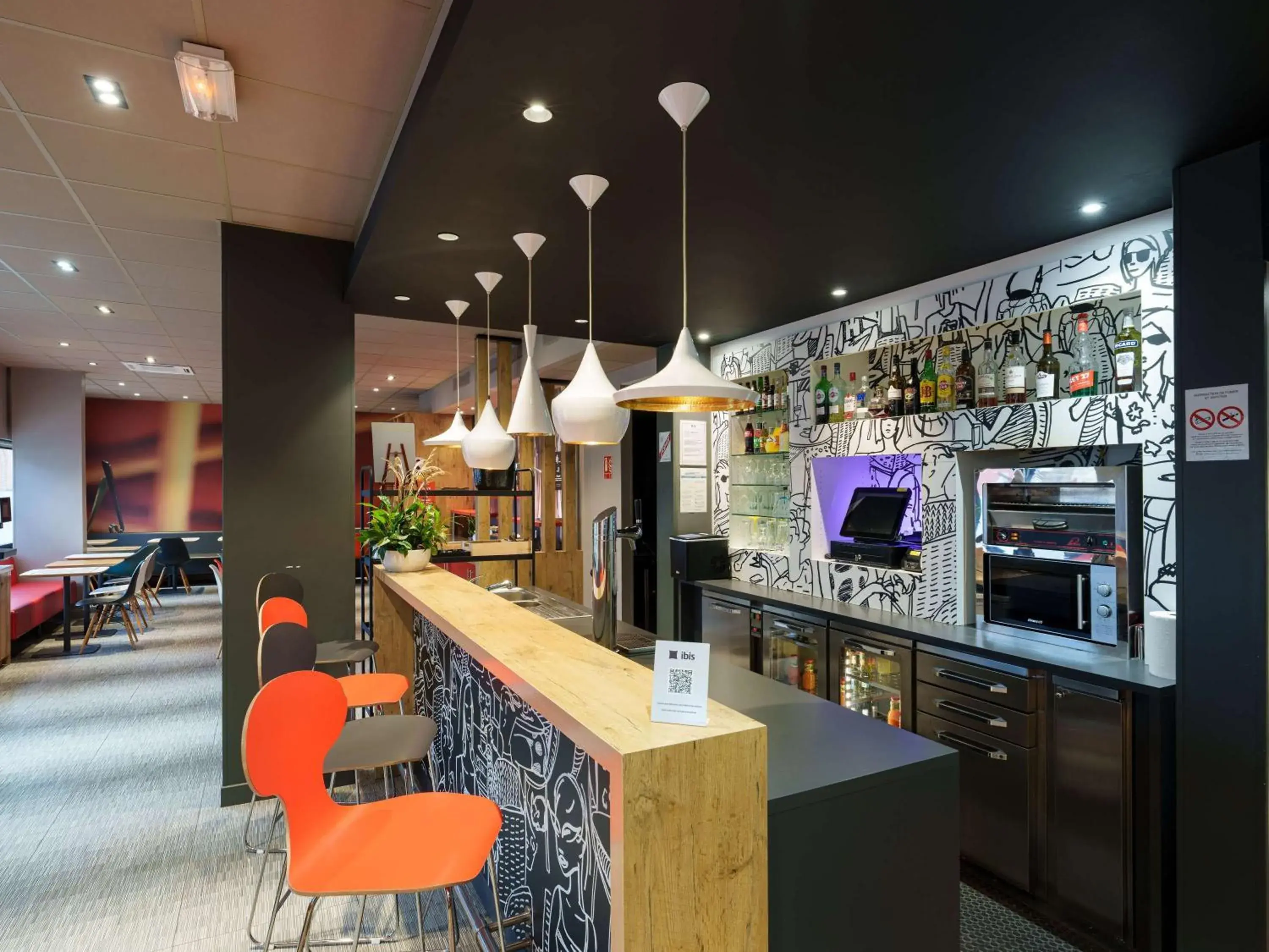 Lounge or bar in ibis Saint Quentin Basilique Lounge or bar in ibis Saint Quentin Basilique