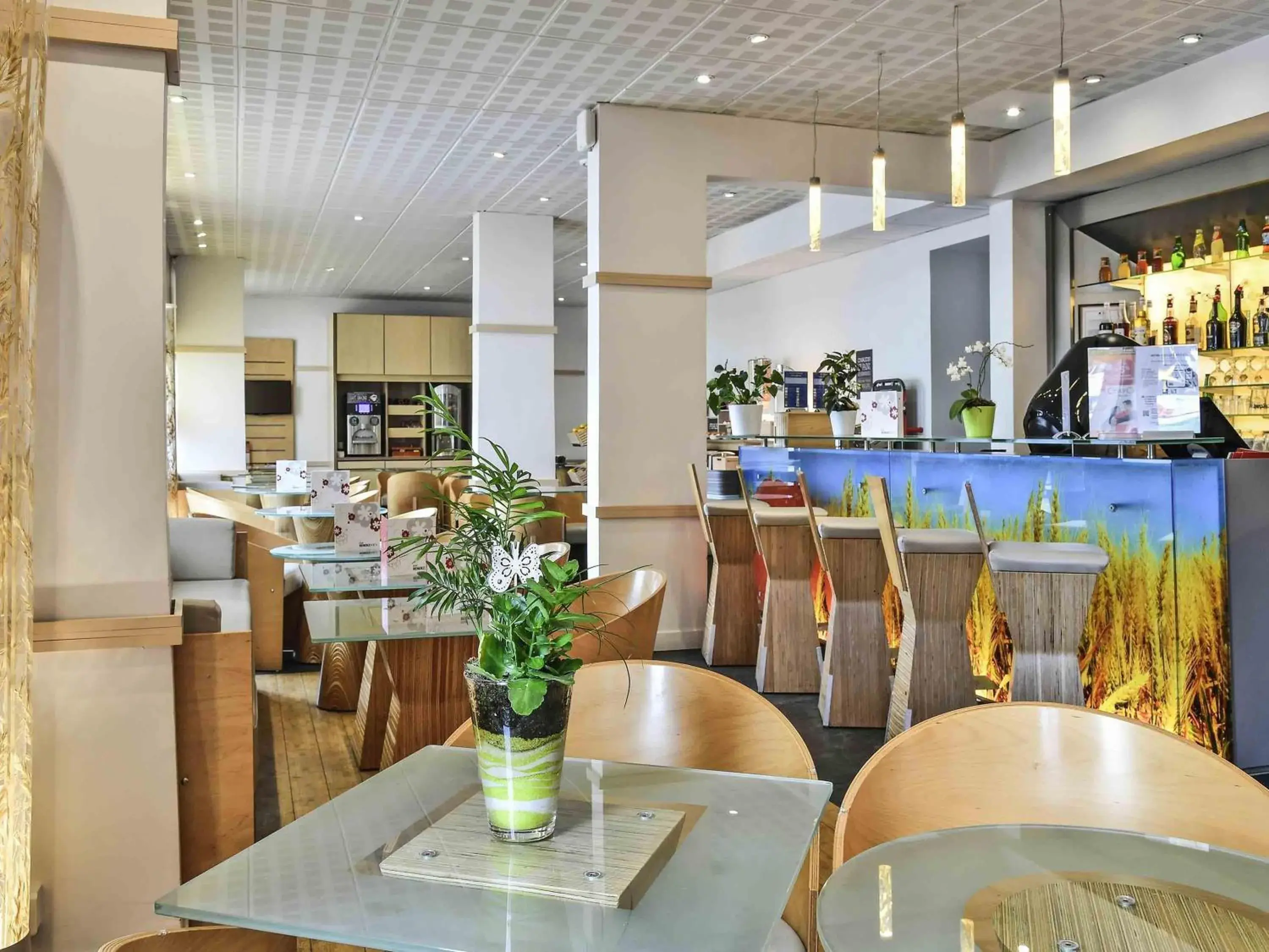 Lounge or bar in ibis Saint Quentin Basilique Lounge or bar in ibis Saint Quentin Basilique