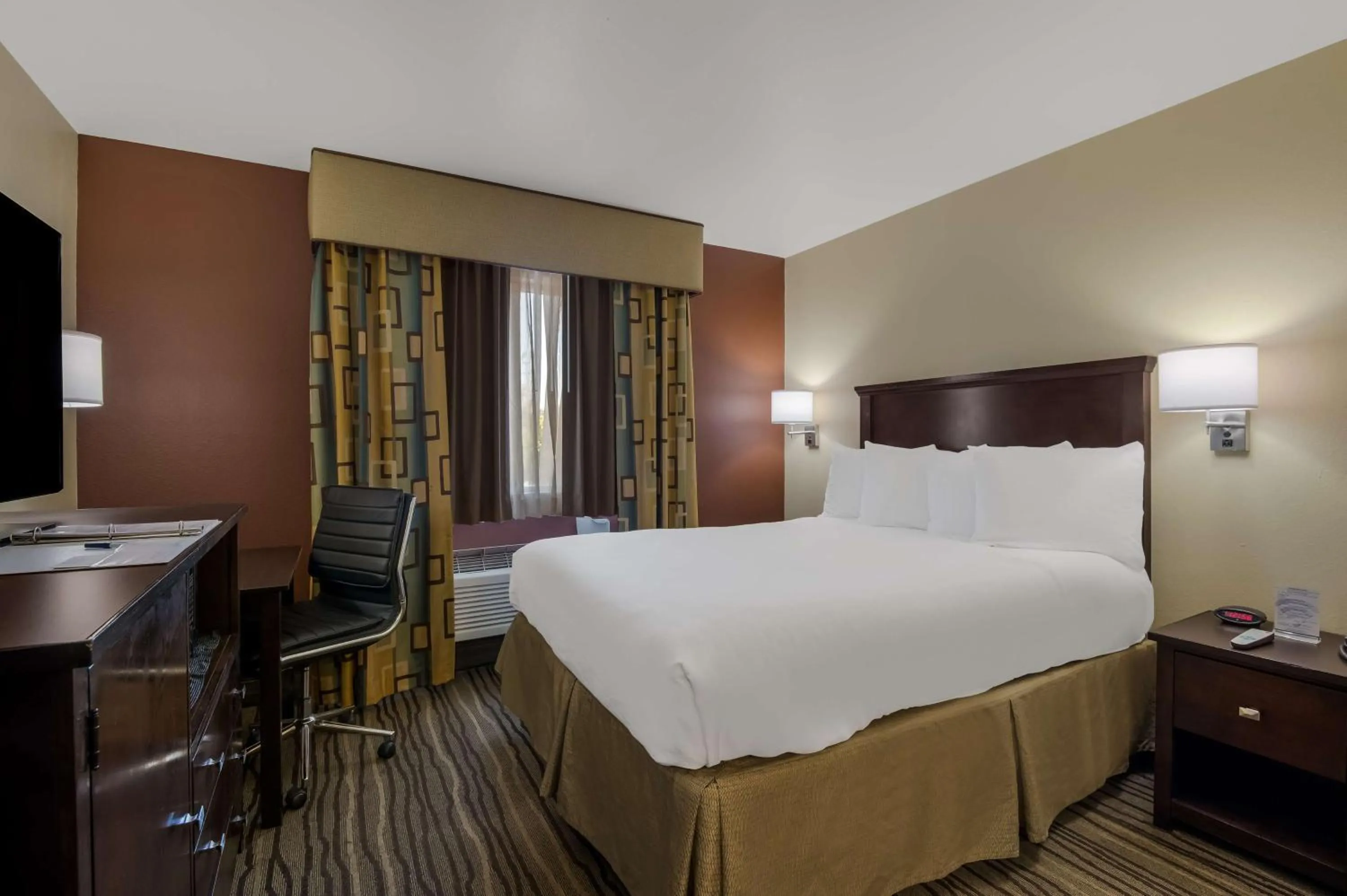 Bedroom, Bed in Best Western Cottage Grove Inn