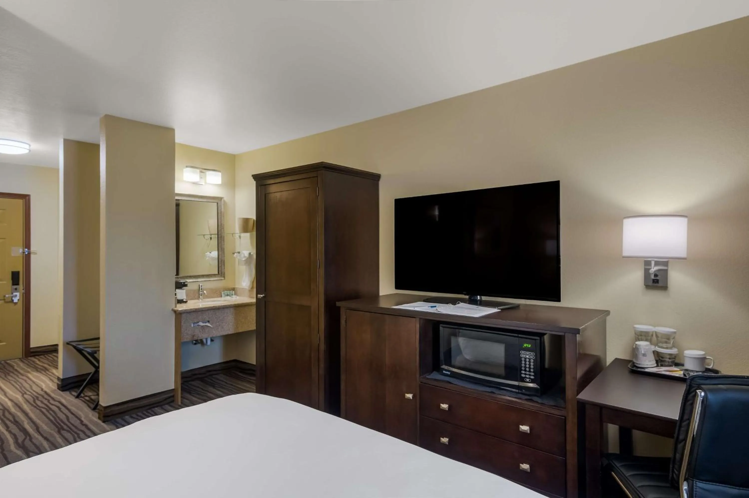 Bedroom, Bed in Best Western Cottage Grove Inn