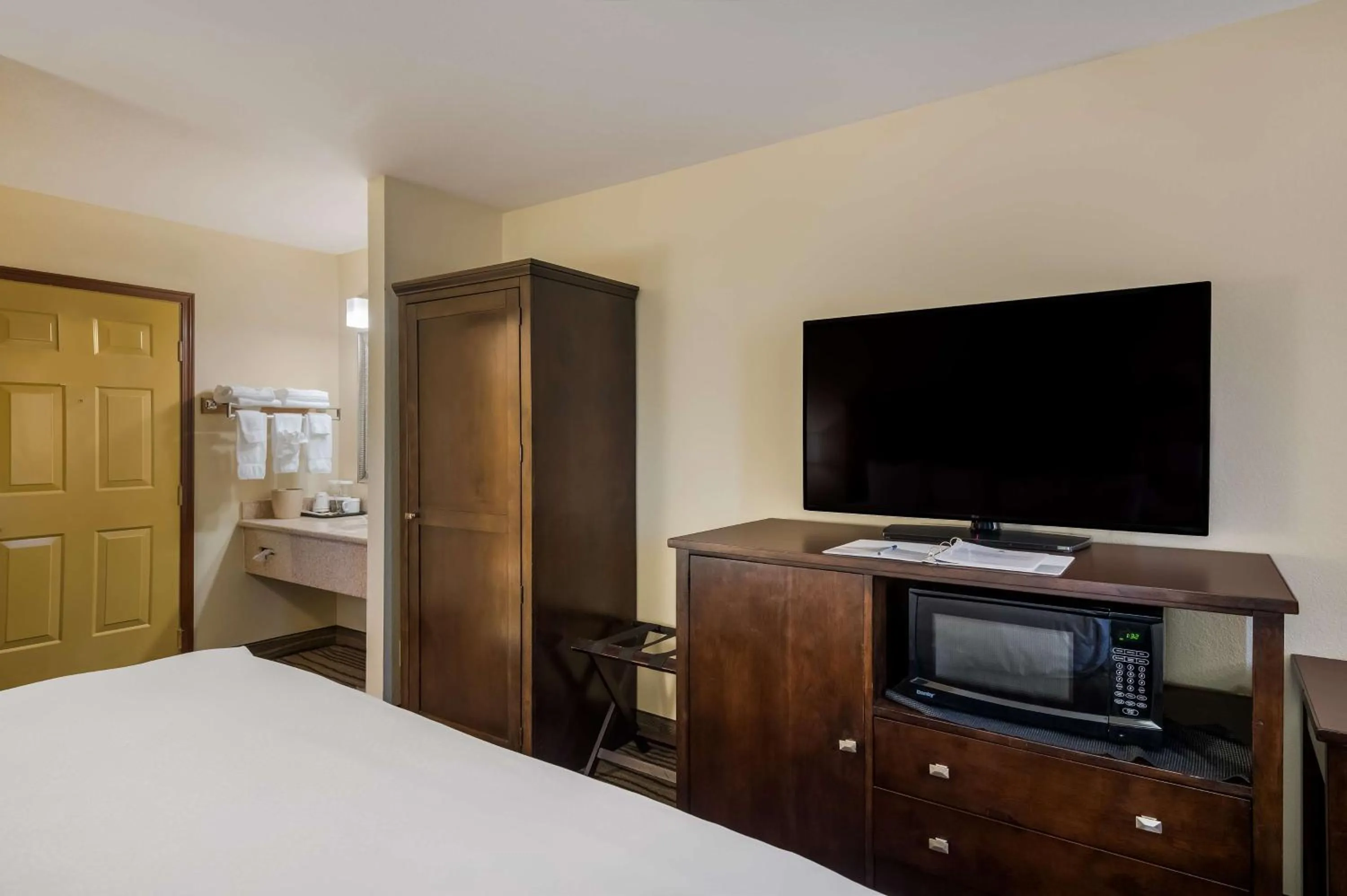 Bedroom, Bed in Best Western Cottage Grove Inn