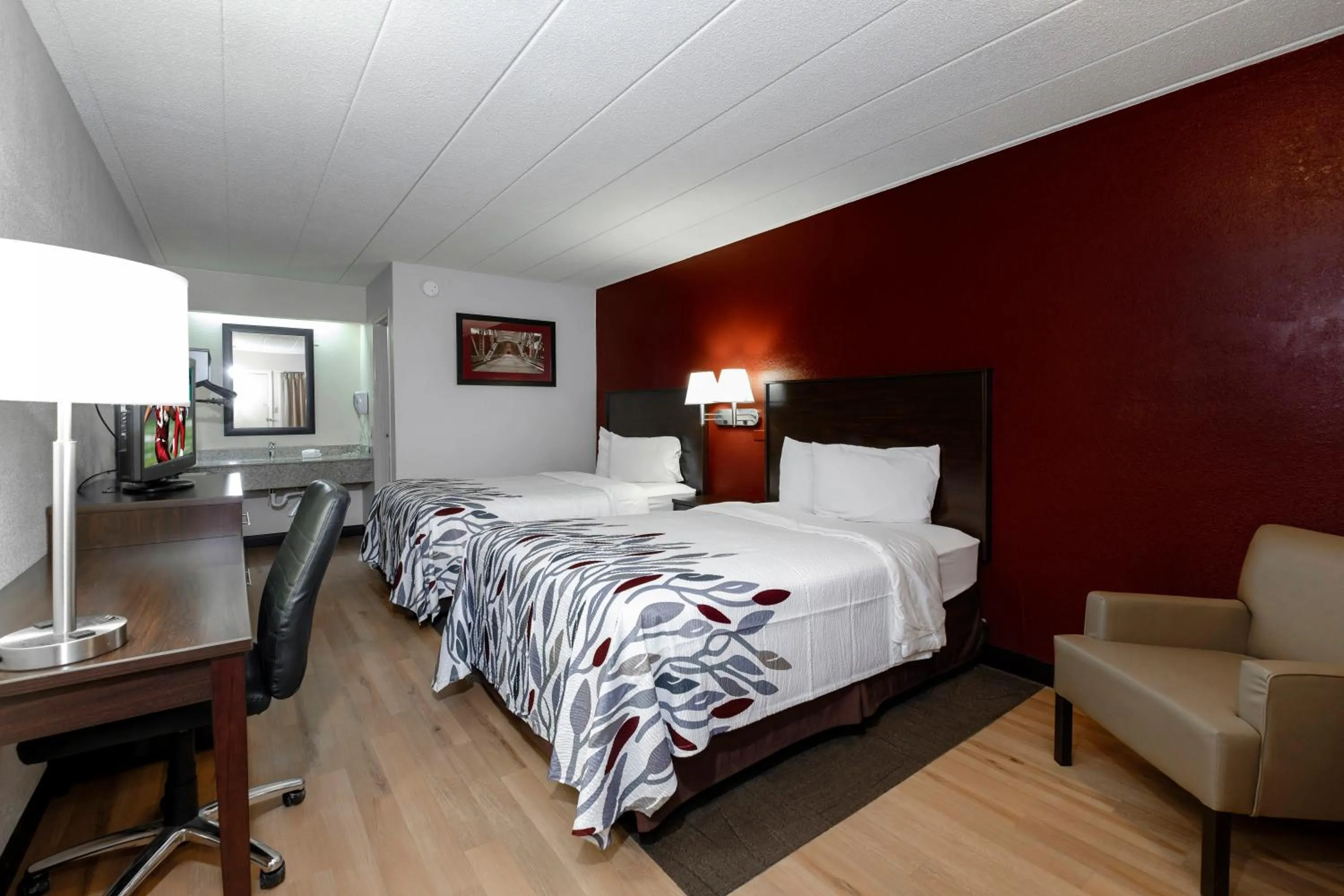 Photo of the whole room, Bed in Red Roof Inn Cleveland - Medina