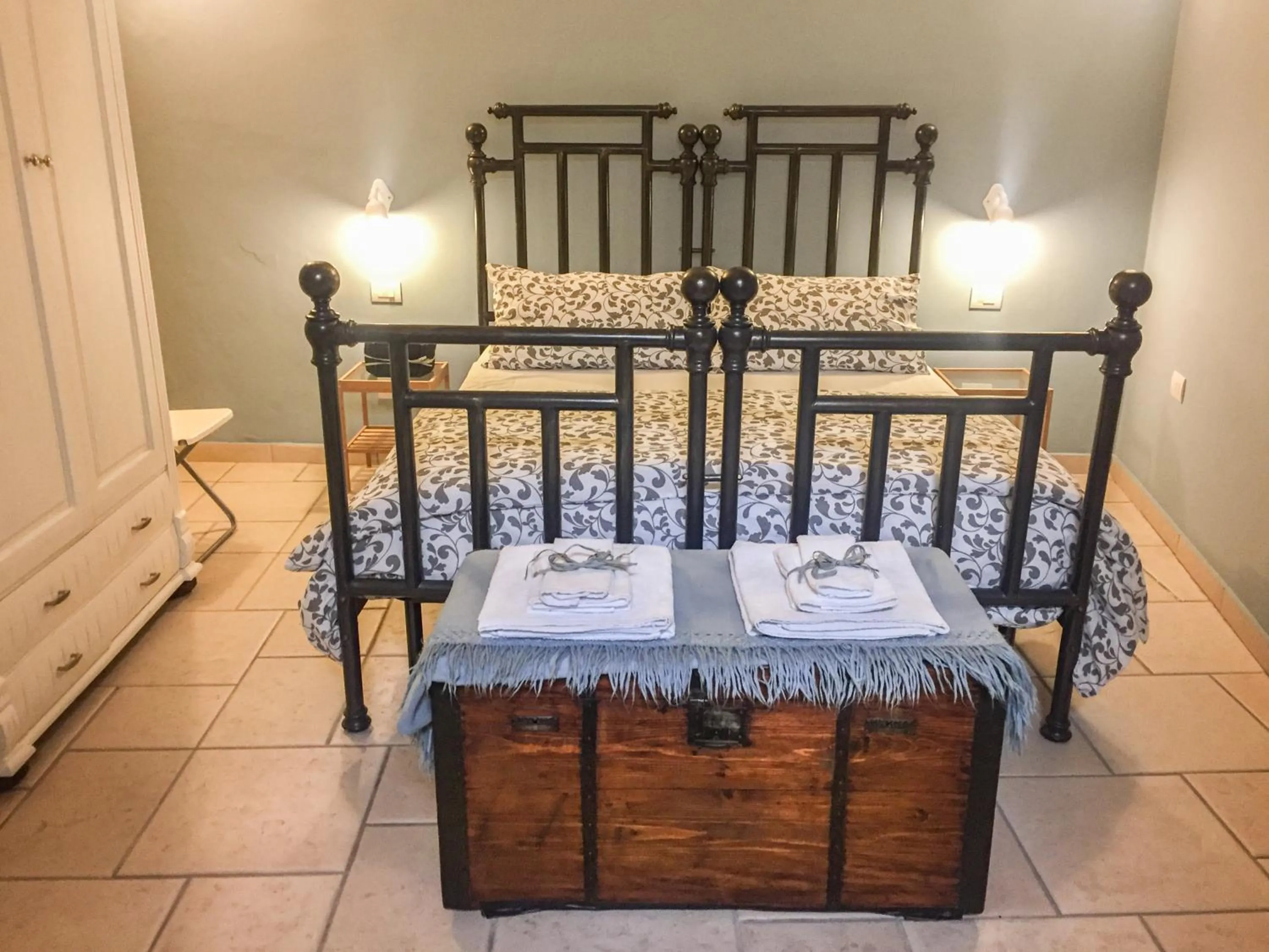 Bedroom, Bed in Donna Isabella