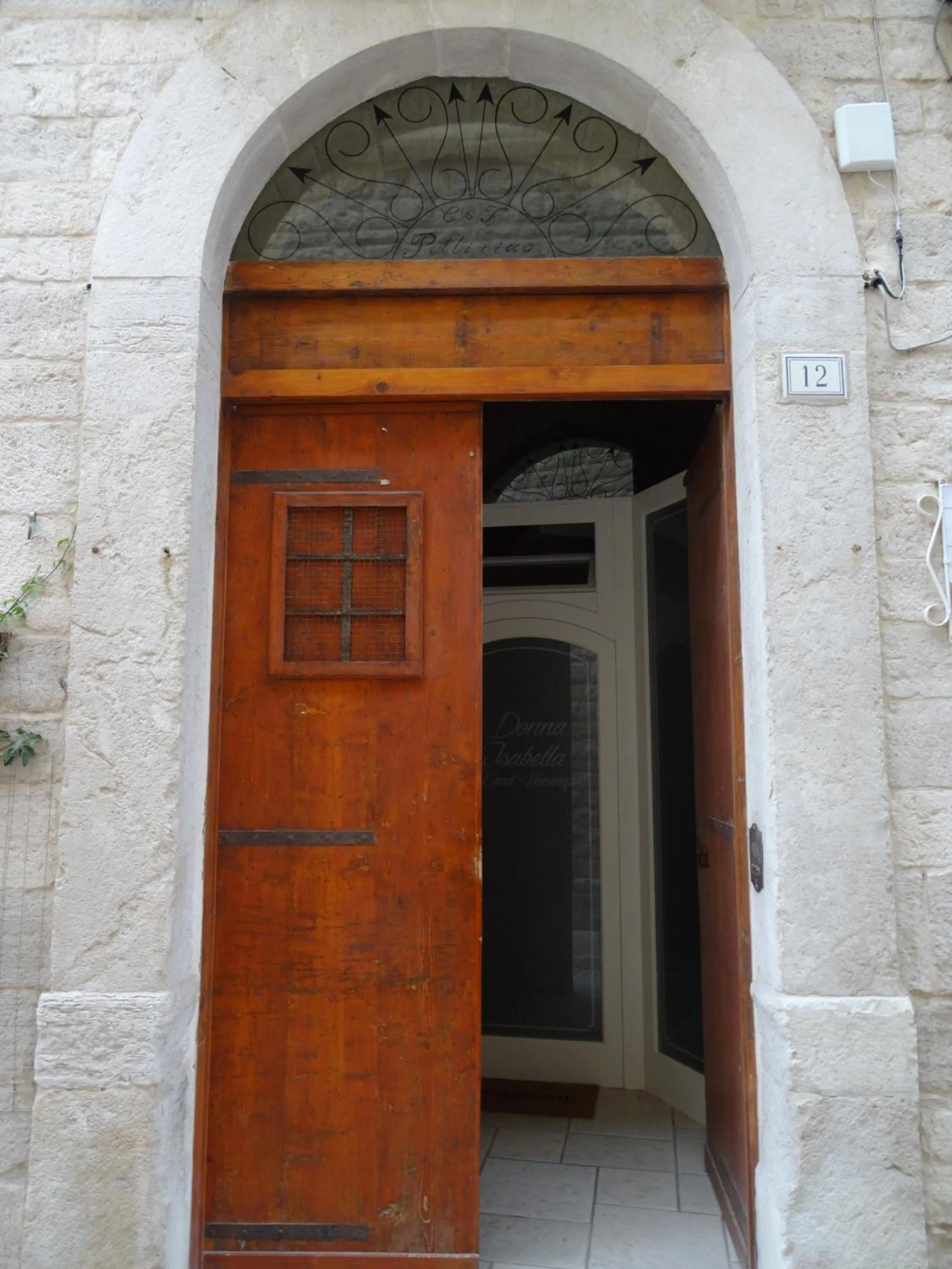 Facade/entrance in Donna Isabella