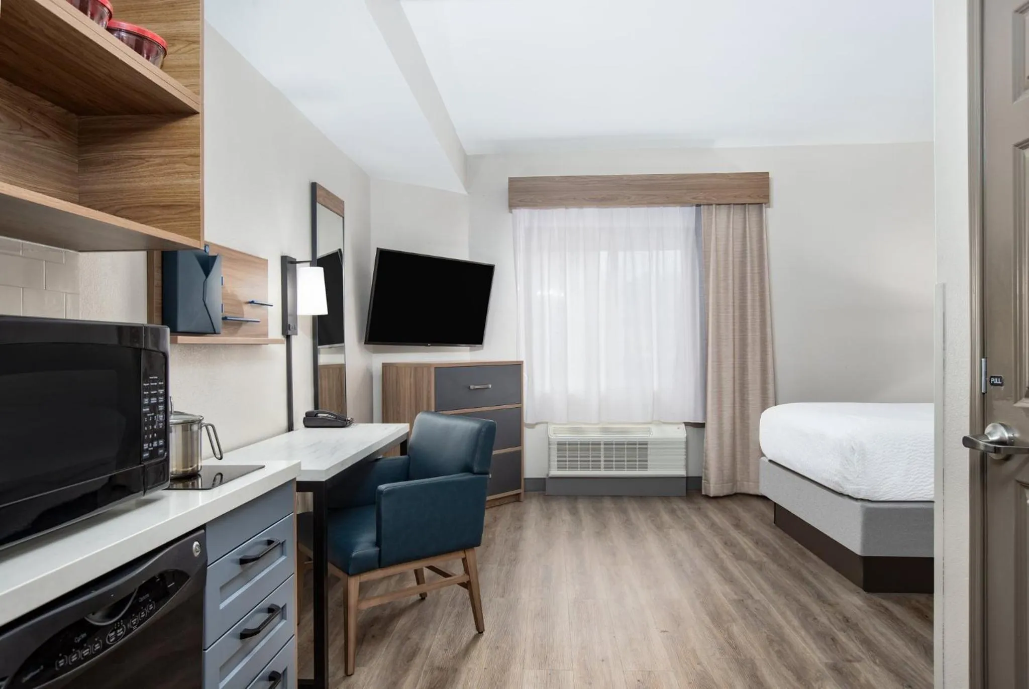 Photo of the whole room, Bed in Candlewood Suites Conway by IHG