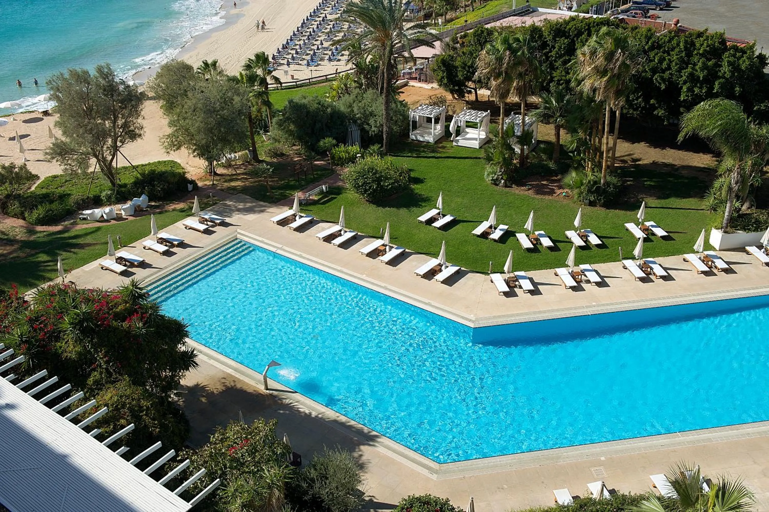 Swimming pool in Grecian Sands Hotel