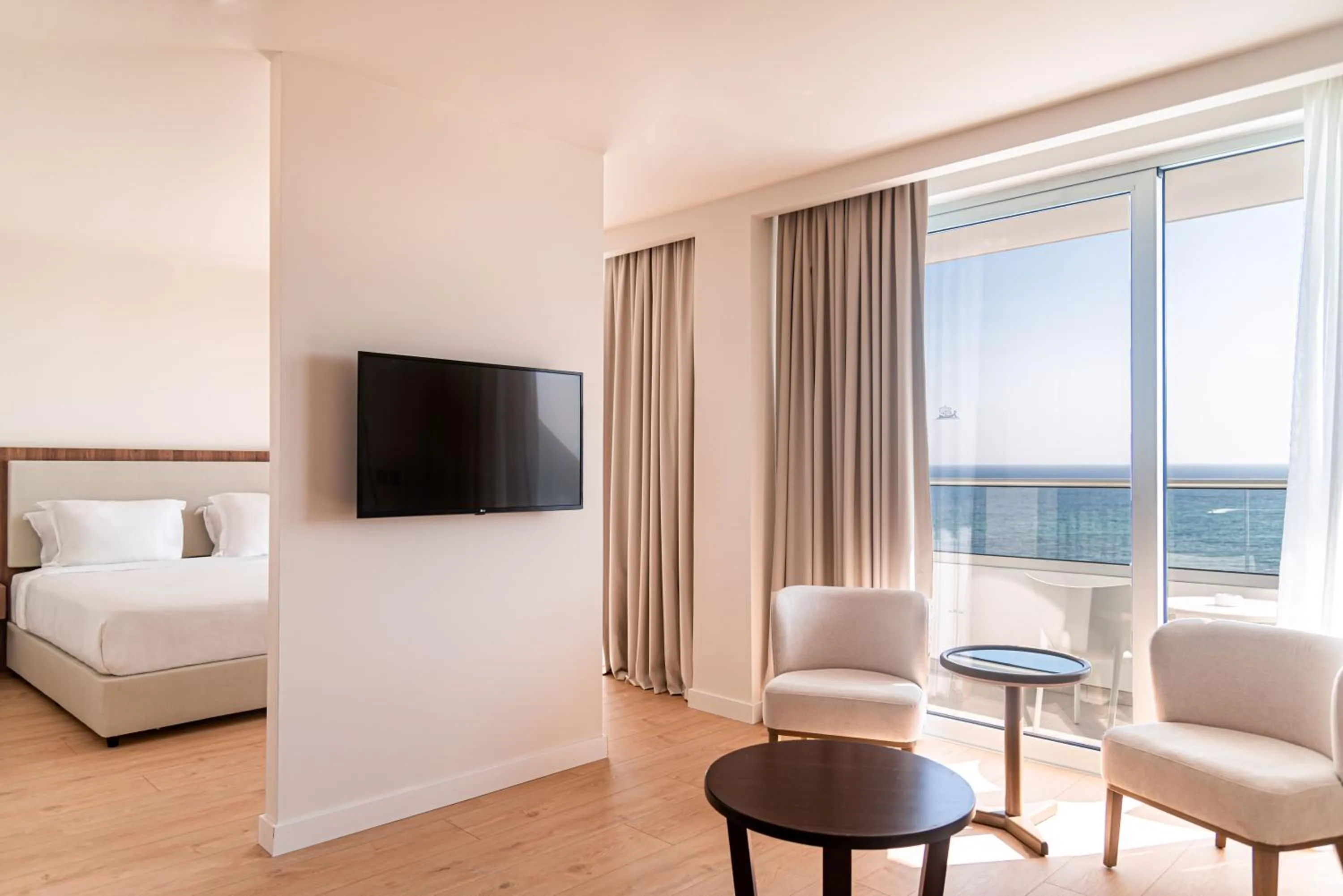 TV and multimedia, Bed in Grecian Sands Hotel