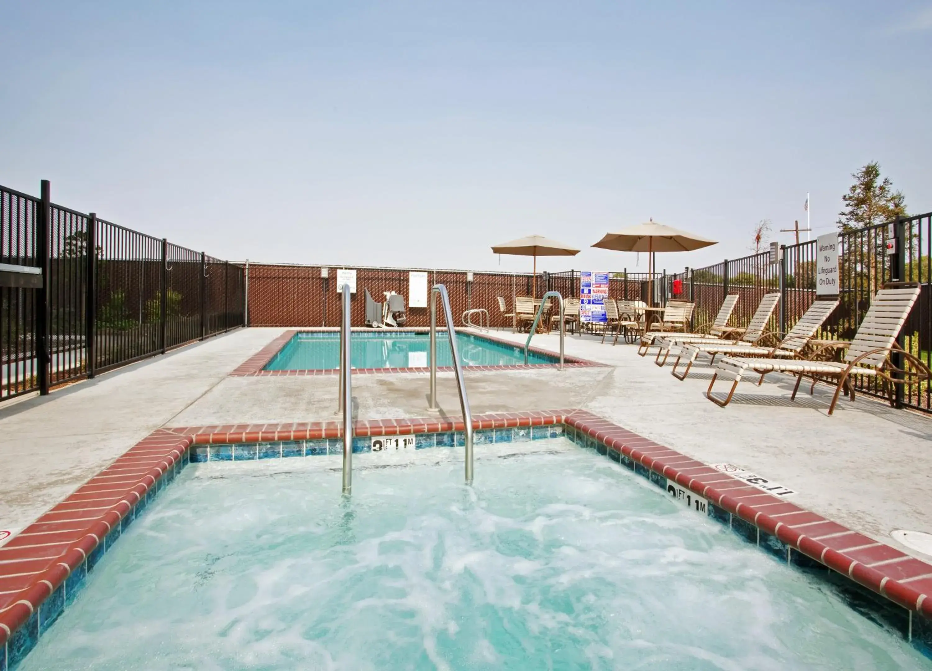 Swimming pool in Holiday Inn Express & Suites Dinuba West by IHG Swimming pool in Holiday Inn Express & Suites Dinuba West by IHG