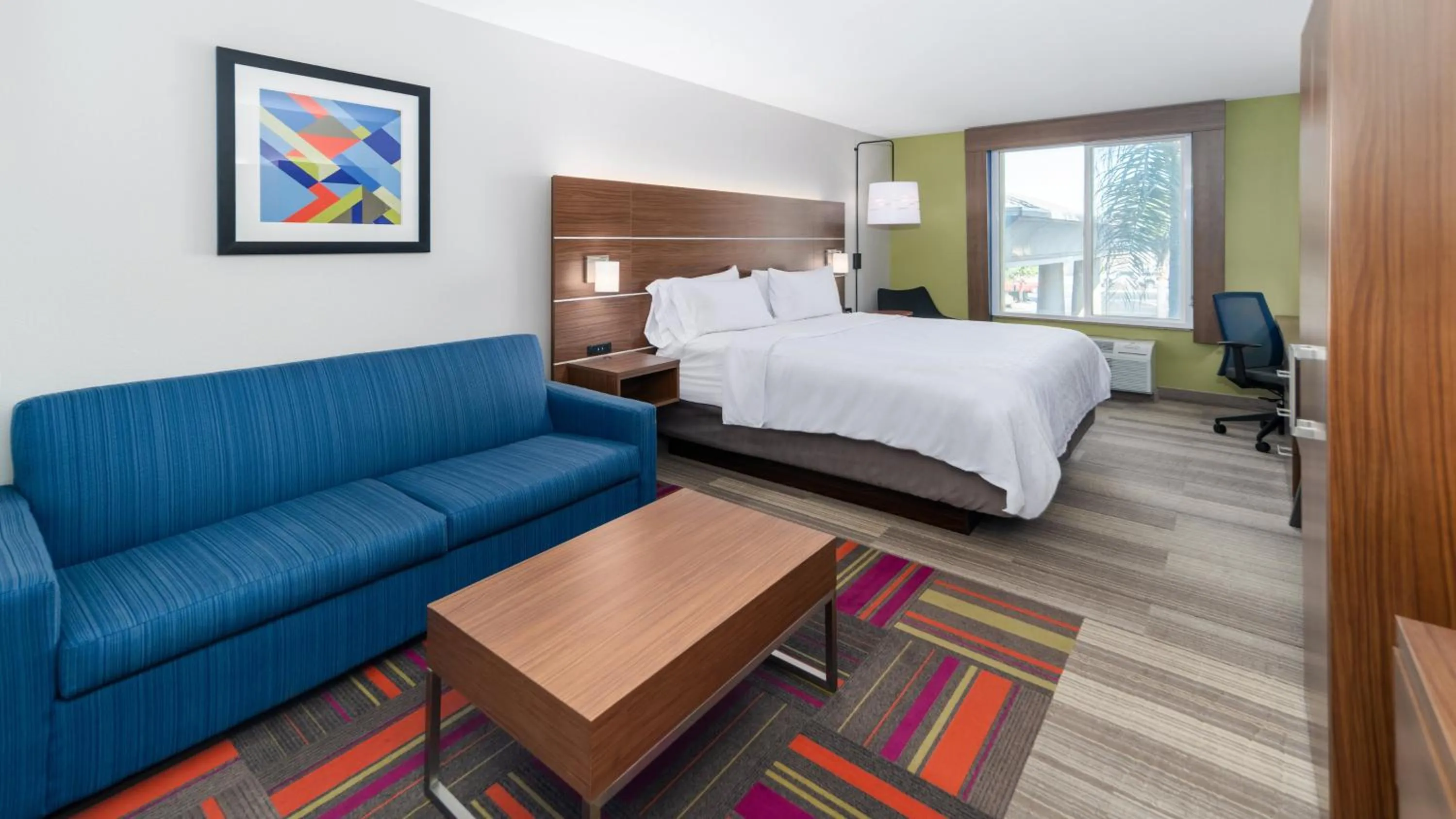Photo of the whole room, Bed in Holiday Inn Express & Suites Dinuba West by IHG