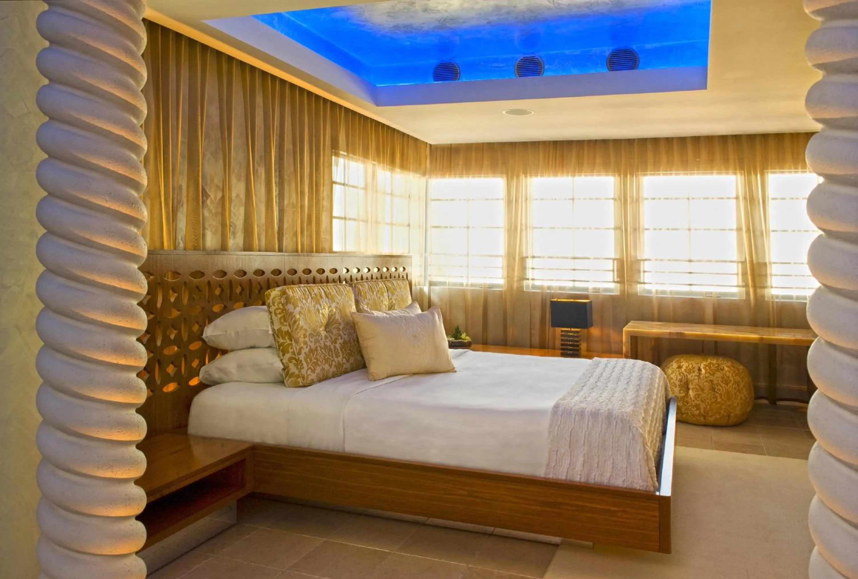 Photo of the whole room, Bed in Dream South Beach, by Hyatt