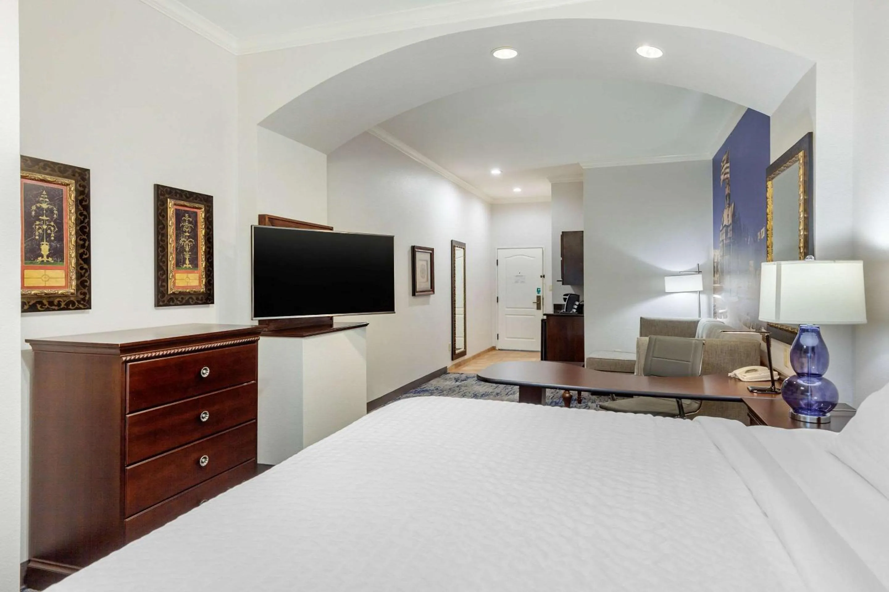 Bedroom, Bed in Clarion Pointe Sulphur Springs