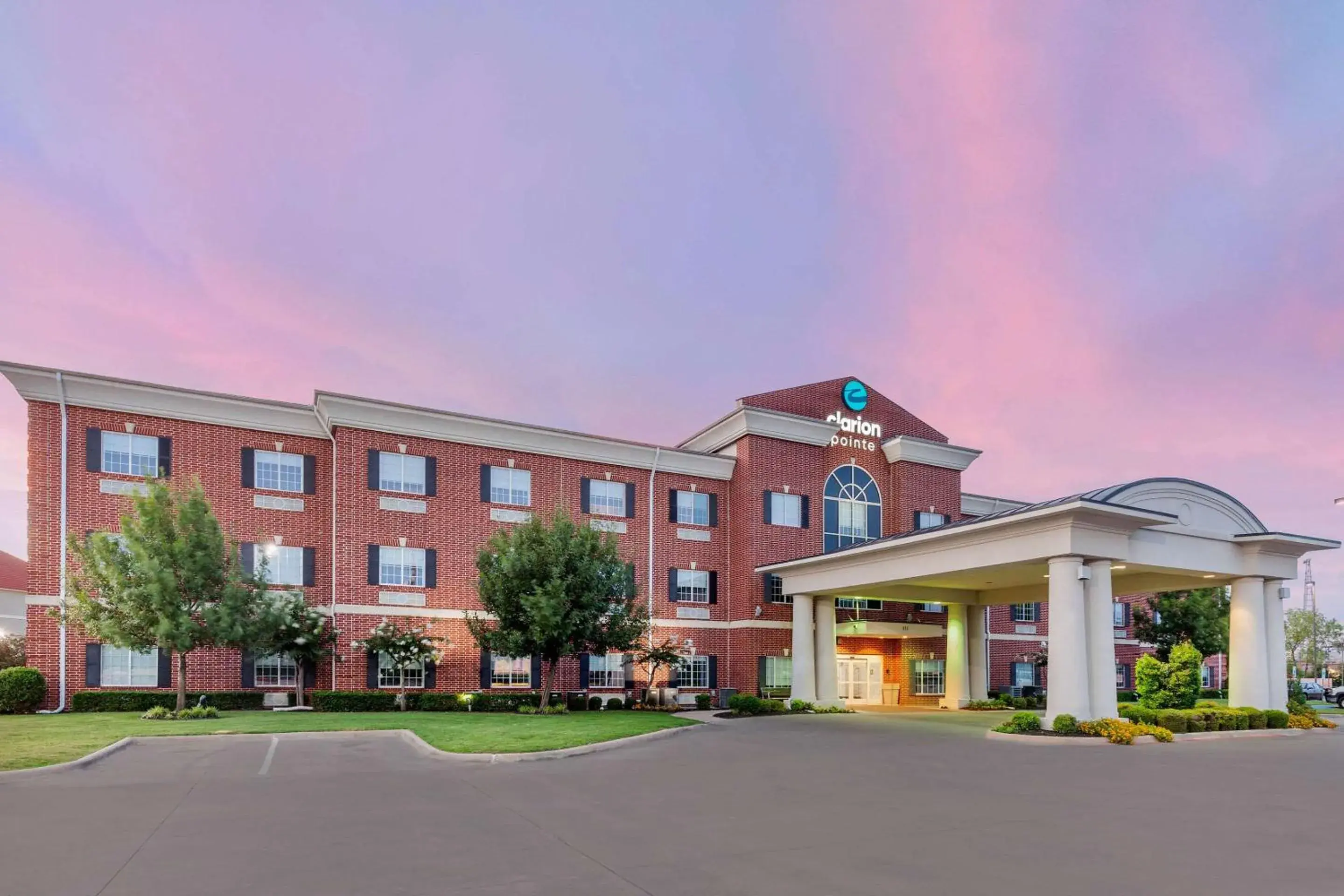 Property building in Clarion Pointe Sulphur Springs Property building in Clarion Pointe Sulphur Springs