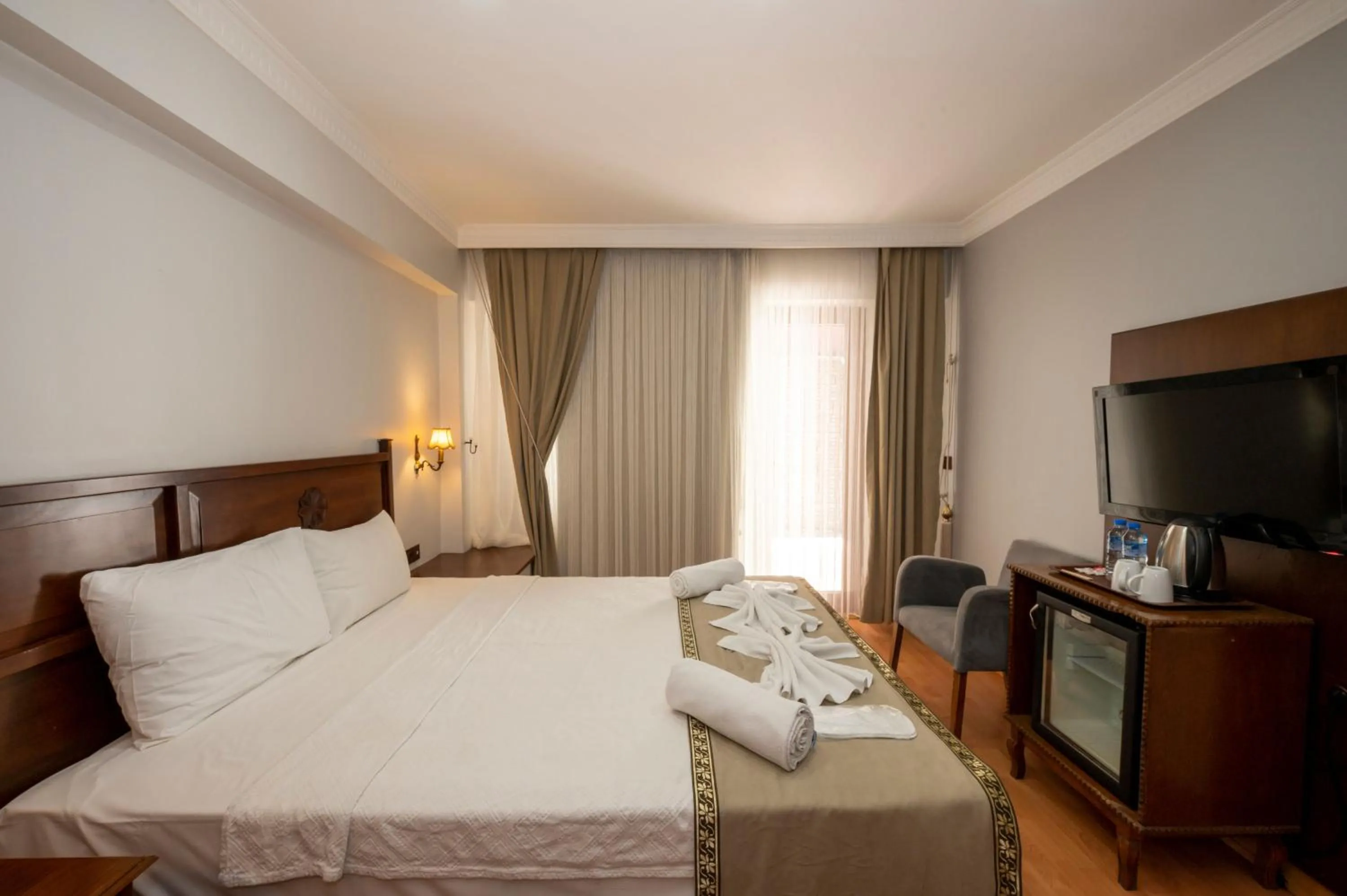 Communal lounge/ TV room, Bed in Valdivia Hotel